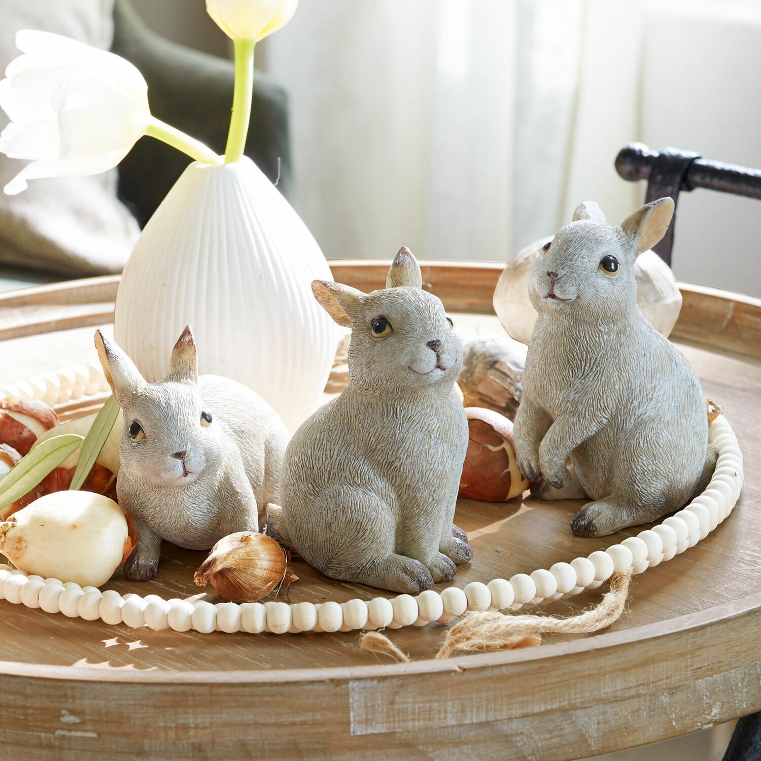 Hase 3er Set Anthony Drei graue Hasenfiguren aus Keramik auf einem Holztablett mit weisser Vase und Blumenzwiebeln