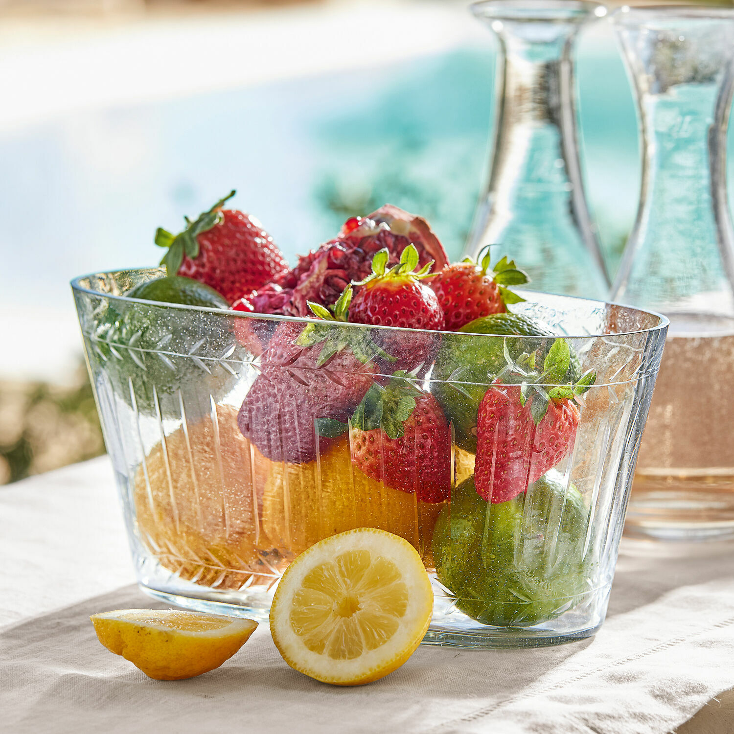 Schale Malinda Transparente Glasschale mit Erdbeeren, Limetten und Zitrone auf hellem Tuch, Tischdekoration