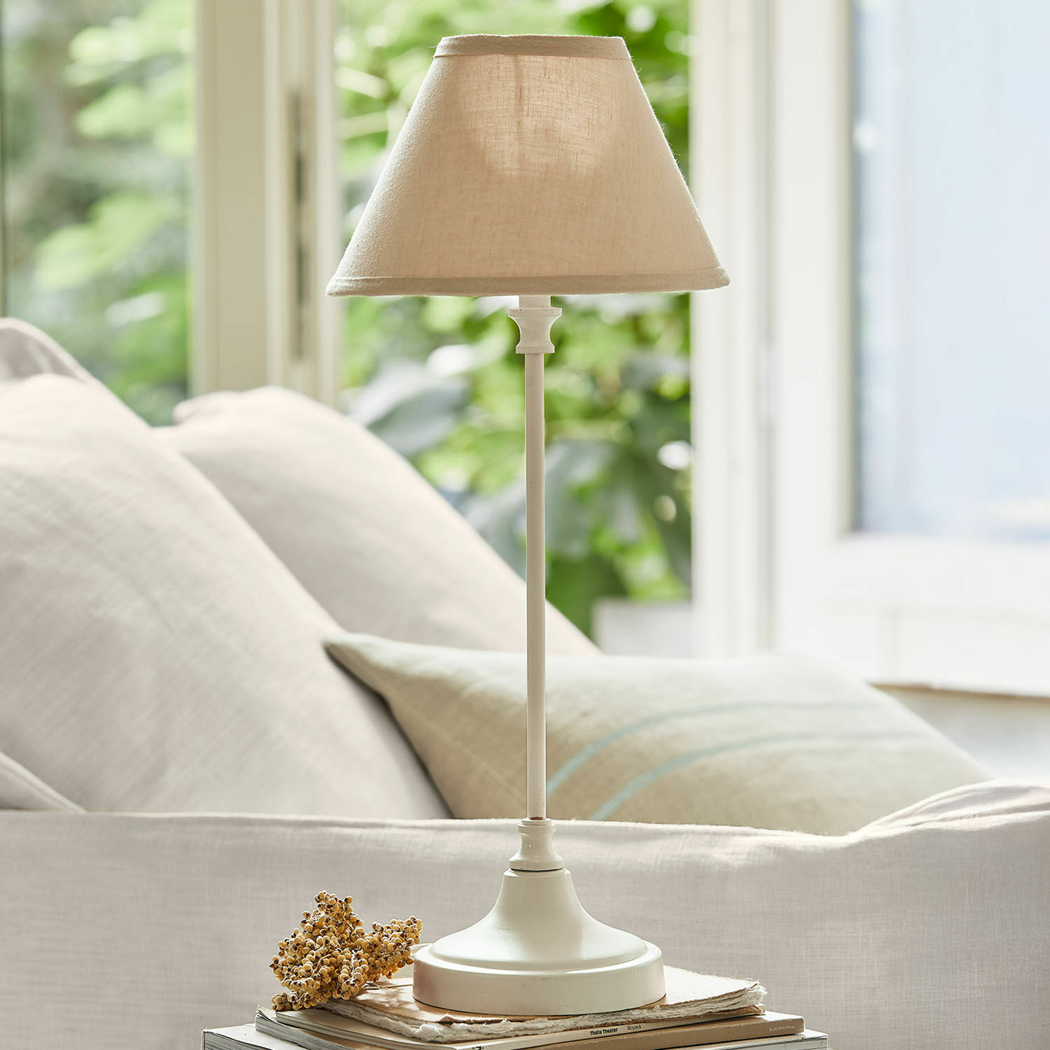 Tischlampe Swindon Beige Tischlampe mit Stoffschirm und Metallfuss für ein gemütliches Wohnzimmer