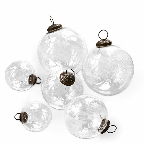 Set aus transparenten Glas-Weihnachtskugeln mit Schneeflockenmuster und Metallaufhängung