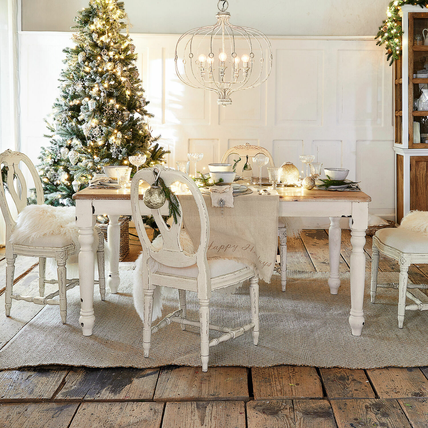Tisch Mont Lisan Esszimmer mit weissem Holztisch und Stühlen, festlich dekoriert mit Weihnachtsbaum und Lampe
