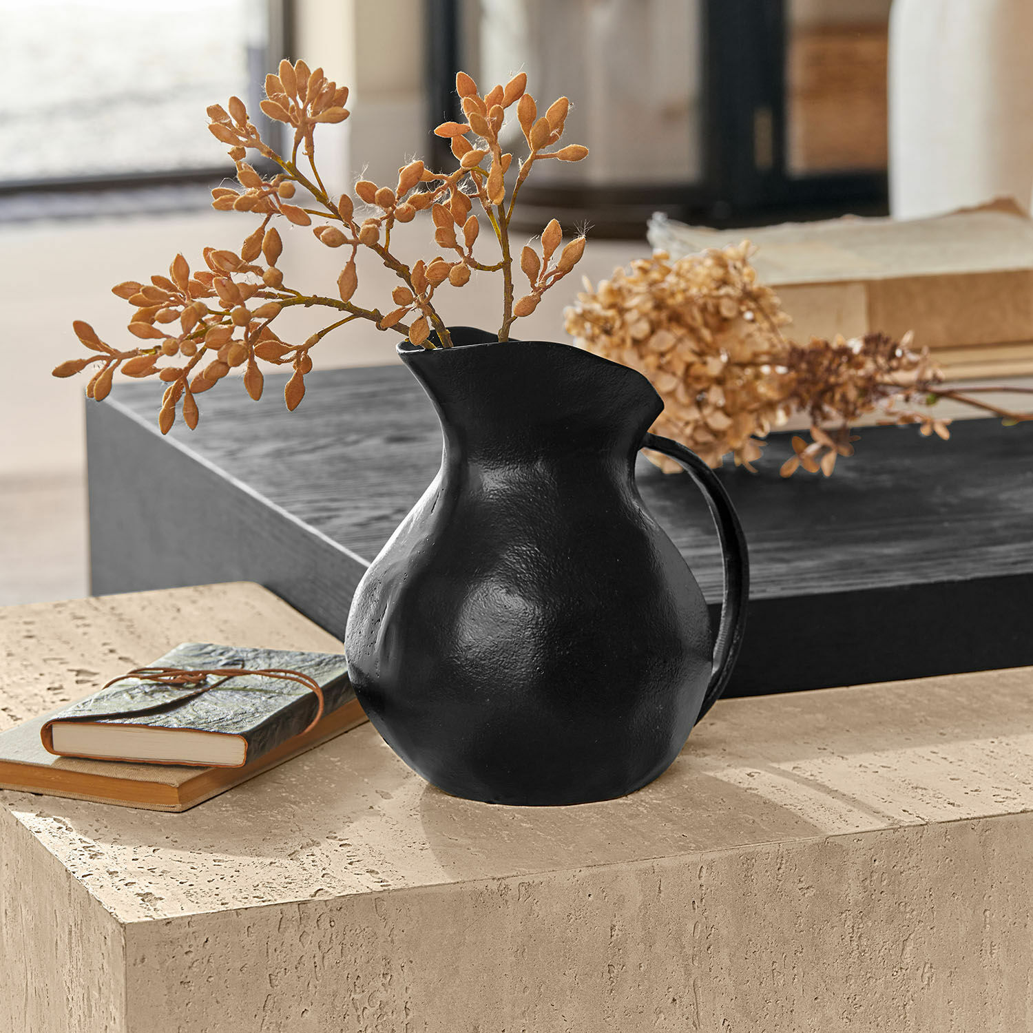 Vase Évignac Schwarzer Keramikkrug mit getrockneten Blumen auf Steintisch, Wohnaccessoire
