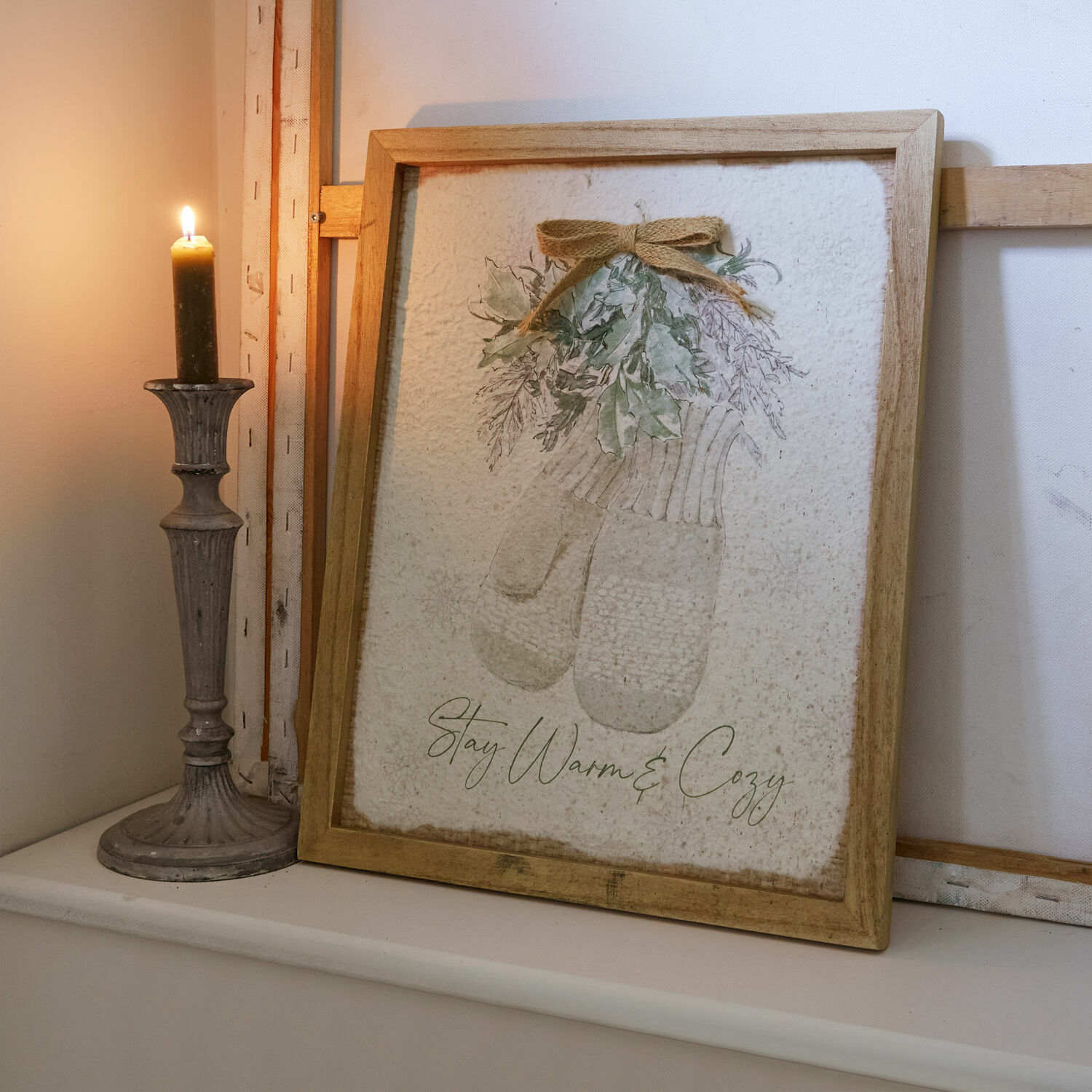 Bild Jusilvo Holzgerahmtes Bild mit gestrickten Handschuhen und grünen Blättern, Schriftzug Bleib warm und gemütlich