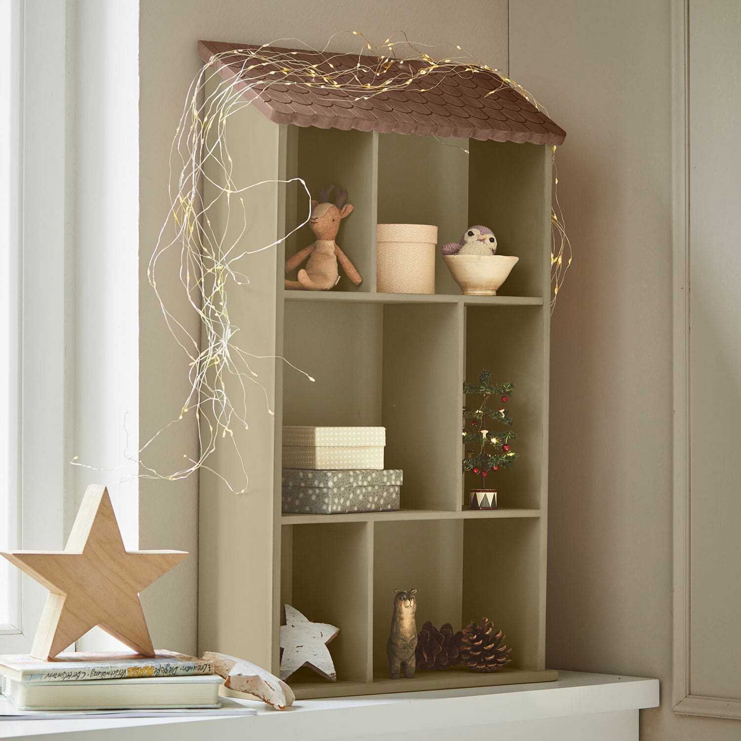 Wandregal Zerith Olivefarbenes Holzregal in Hausform mit Weihnachtsdekoration und LED-Lichterkette für gemütliche Atmosphäre