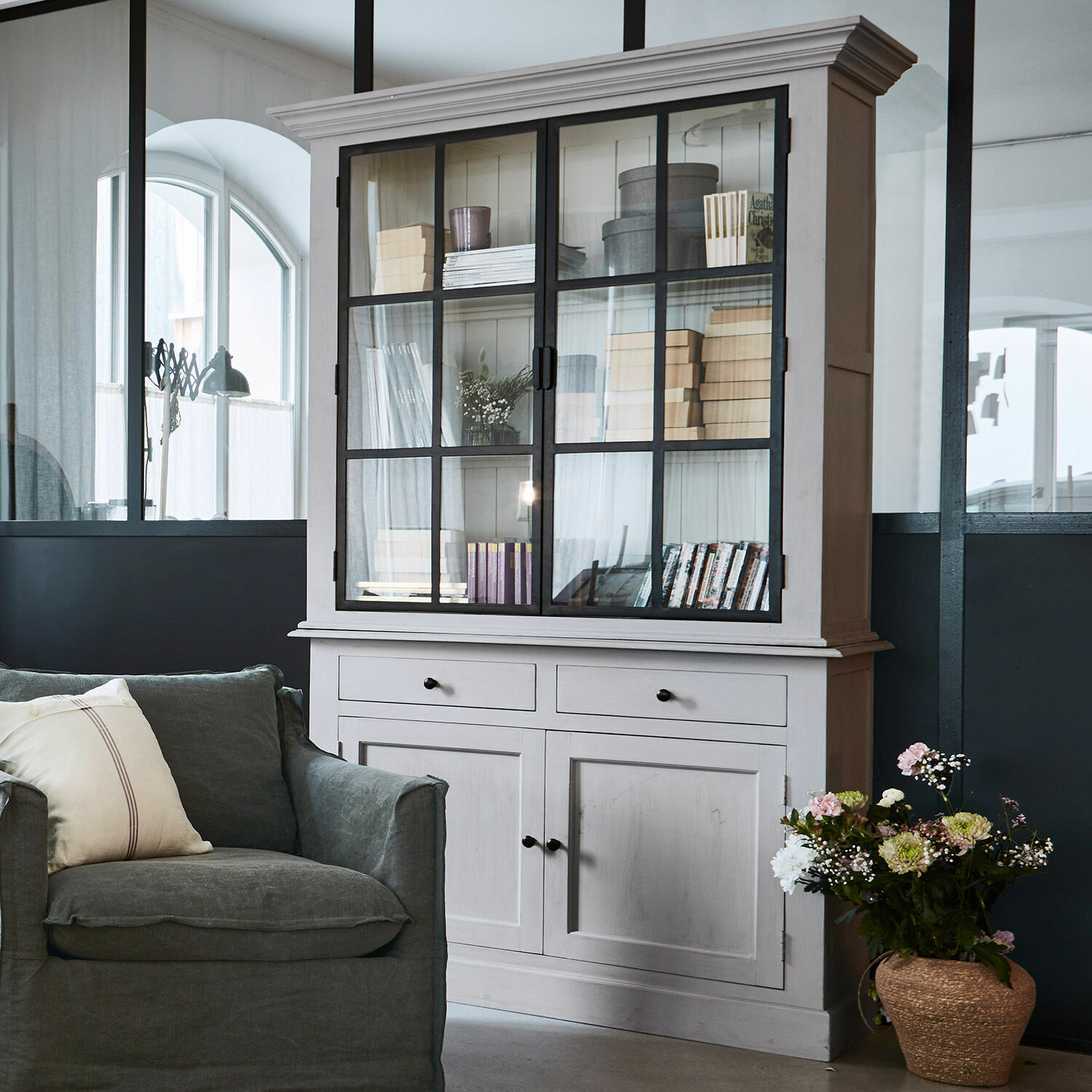 Schrank Chamnery Weisse Holzvitrine mit Glastüren und Schubladen im modernen Wohnzimmer