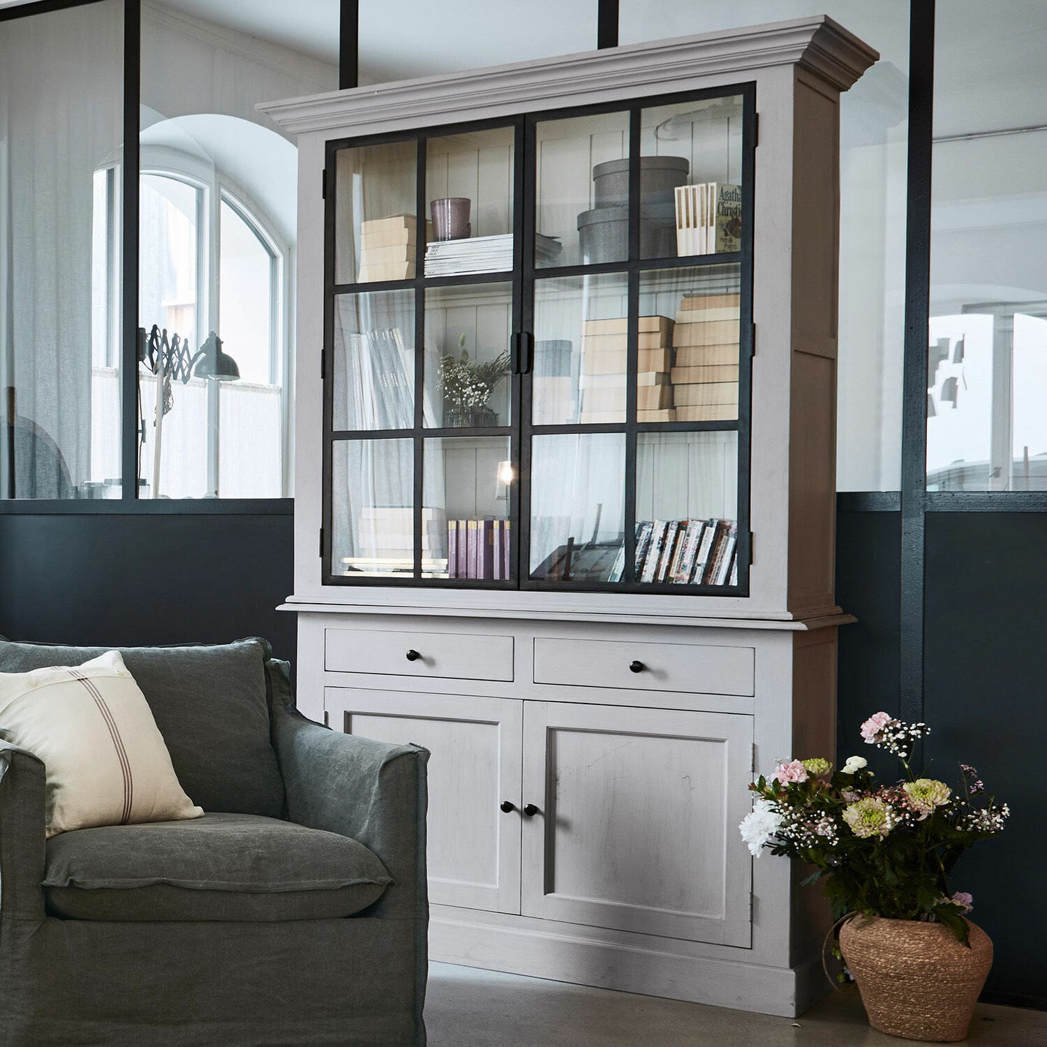 Schrank Chamnery Weisse Holzvitrine mit Glastüren und Schubladen im modernen Wohnzimmer