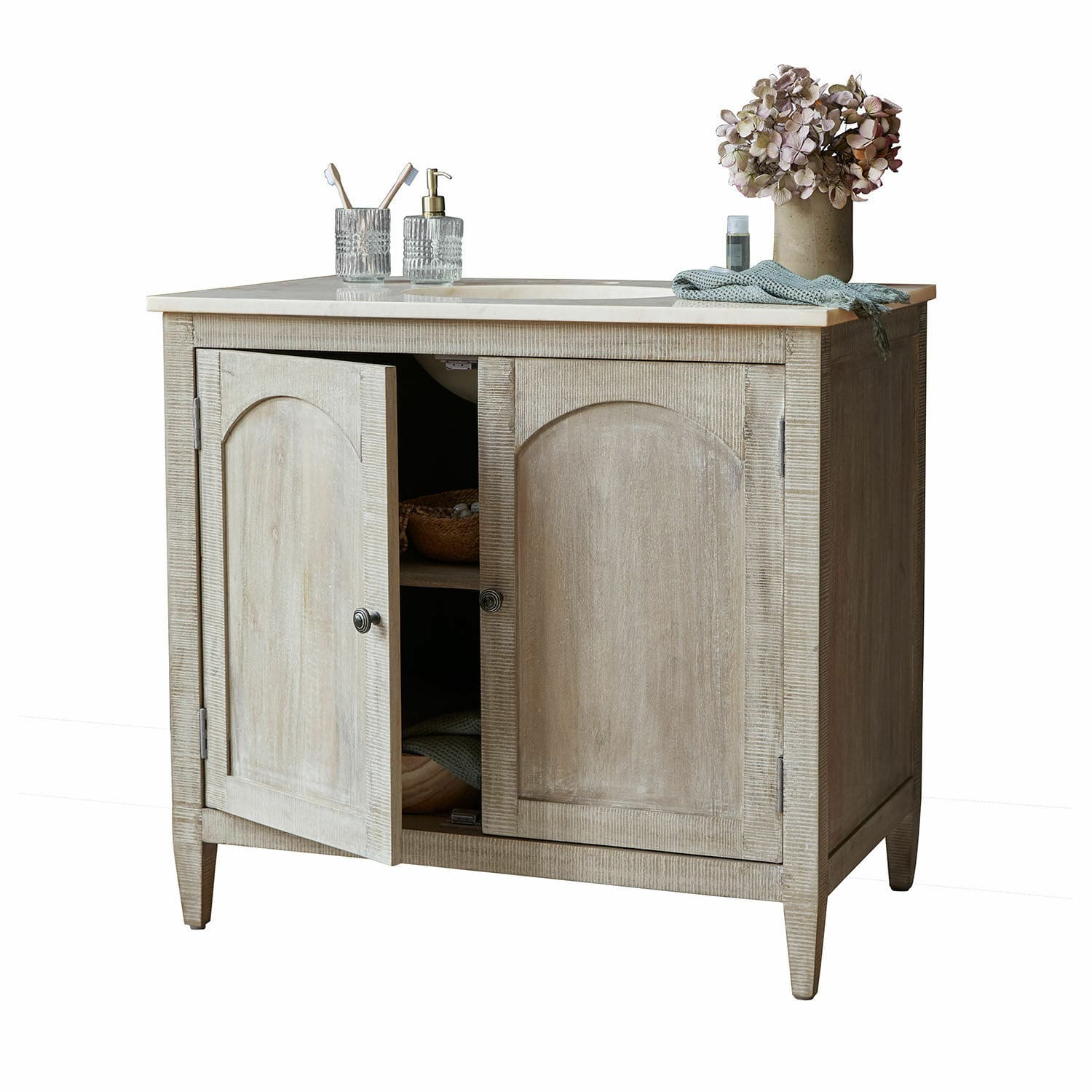 Waschtisch Strathmere Badezimmerschrank aus Holz in Naturfarbe mit Marmorplatte und Blumenarrangement