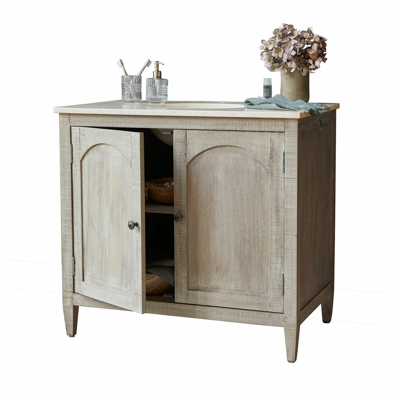 Waschtisch Strathmere Badezimmerschrank aus Holz in Naturfarbe mit Marmorplatte und Blumenarrangement