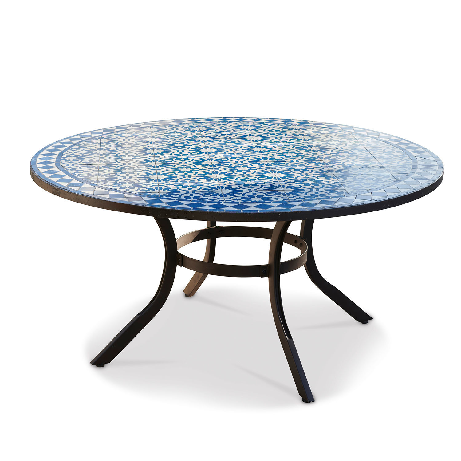 Tisch Jennarton Runder Tisch mit blau-weisser Mosaik-Tischplatte und schwarzem Metallgestell für die Terrasse