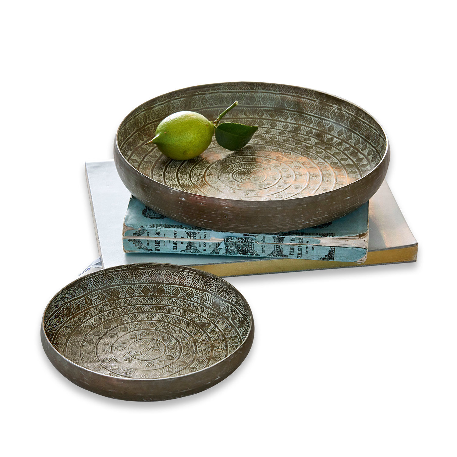 Tablett 2er Set Birse Zweiteiliges Set aus Metallschalen mit dekorativem Muster in Antiksilber auf Büchern