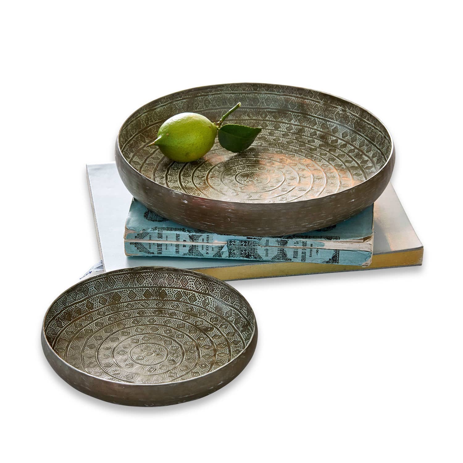 Tablett 2er Set Birse Zweiteiliges Set aus Metallschalen mit dekorativem Muster in Antiksilber auf Büchern