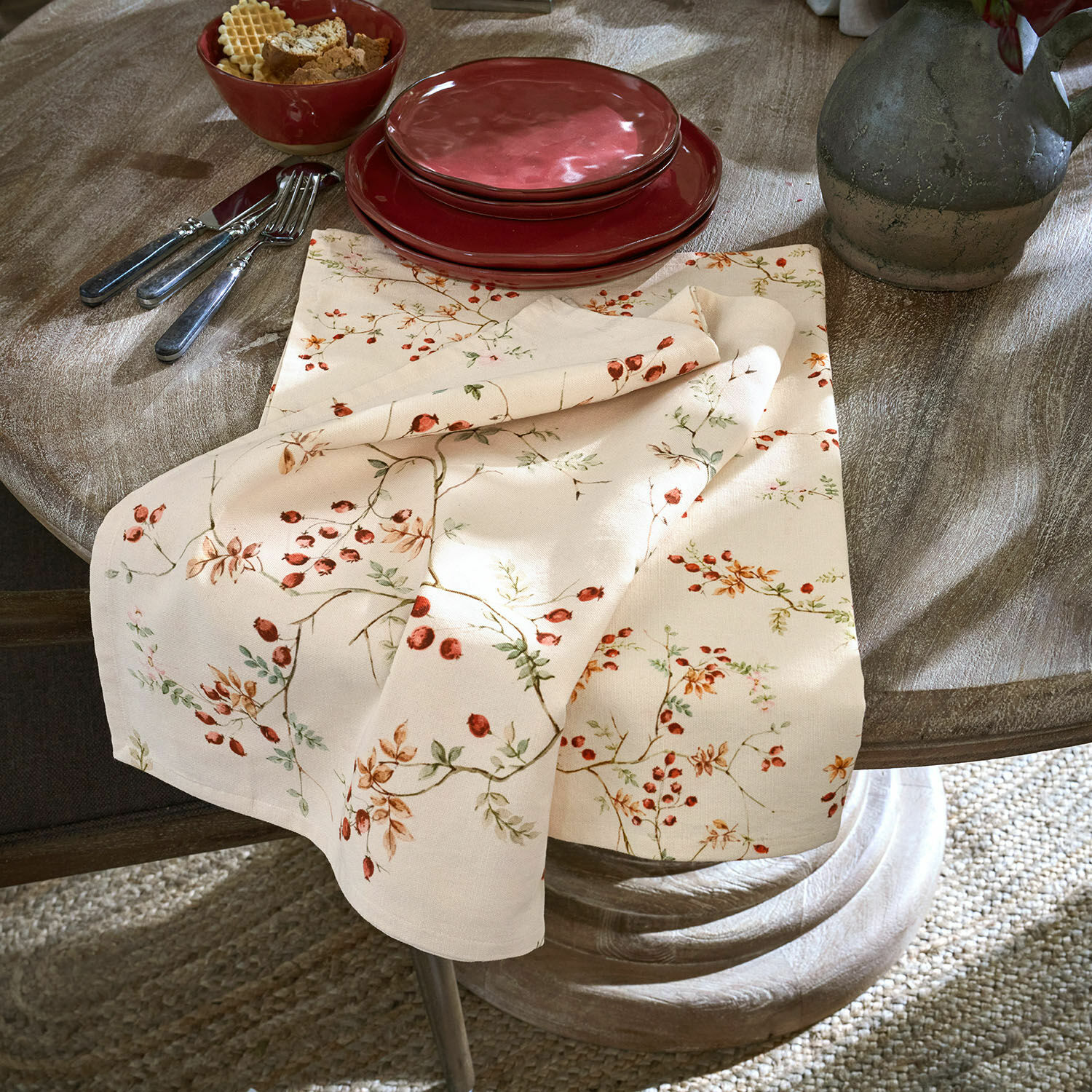 Geschirrtuch 2er set Mauriac Leinentischdecke in Creme mit roten und orangen Beerenmotiven auf rustikalem Holztisch