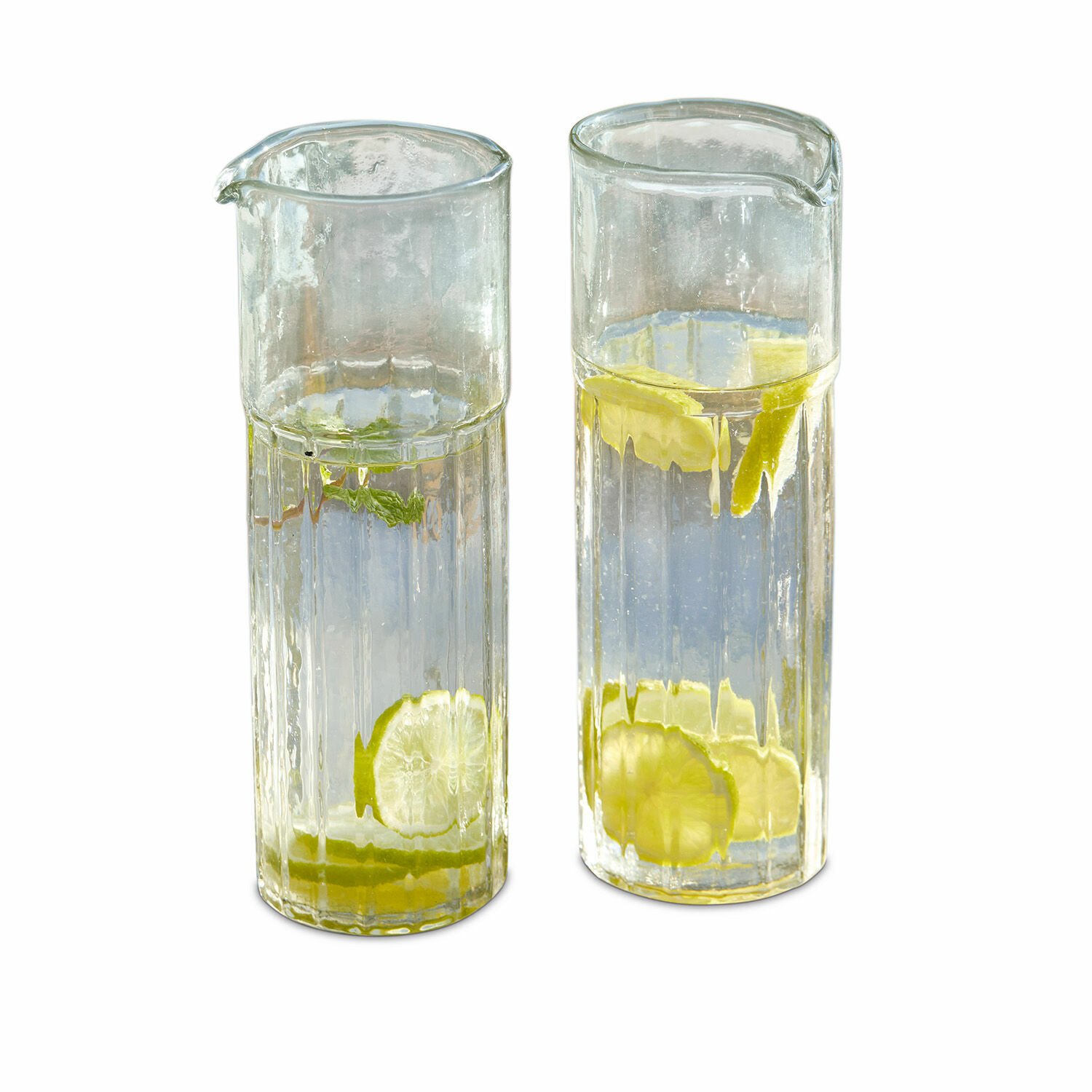 Zwei durchsichtige Glaskaraffen mit Wasser und Zitronenscheiben, ideal zum Servieren von Getränken.