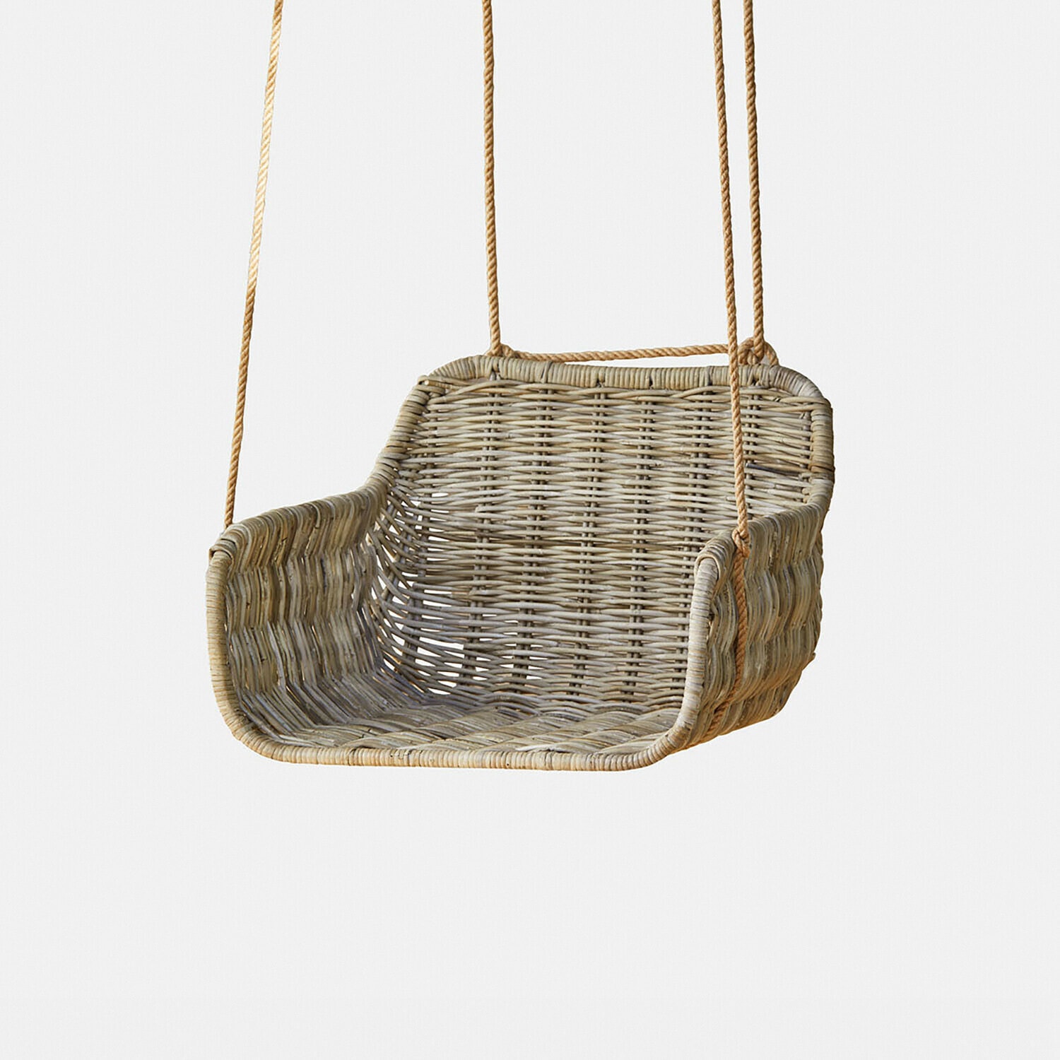 Rattanschaukel in Naturfarbe mit bequemem Sitz und Aufhängeseilen