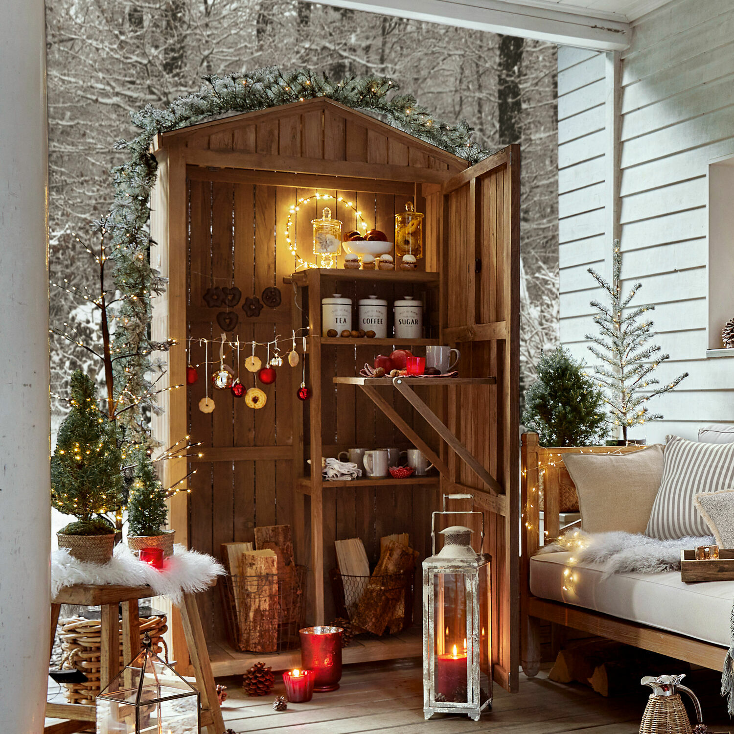 Holzschuppen mit Regalen, weihnachtlich beleuchtet und dekoriert auf einer gemütlichen Winterterrasse.