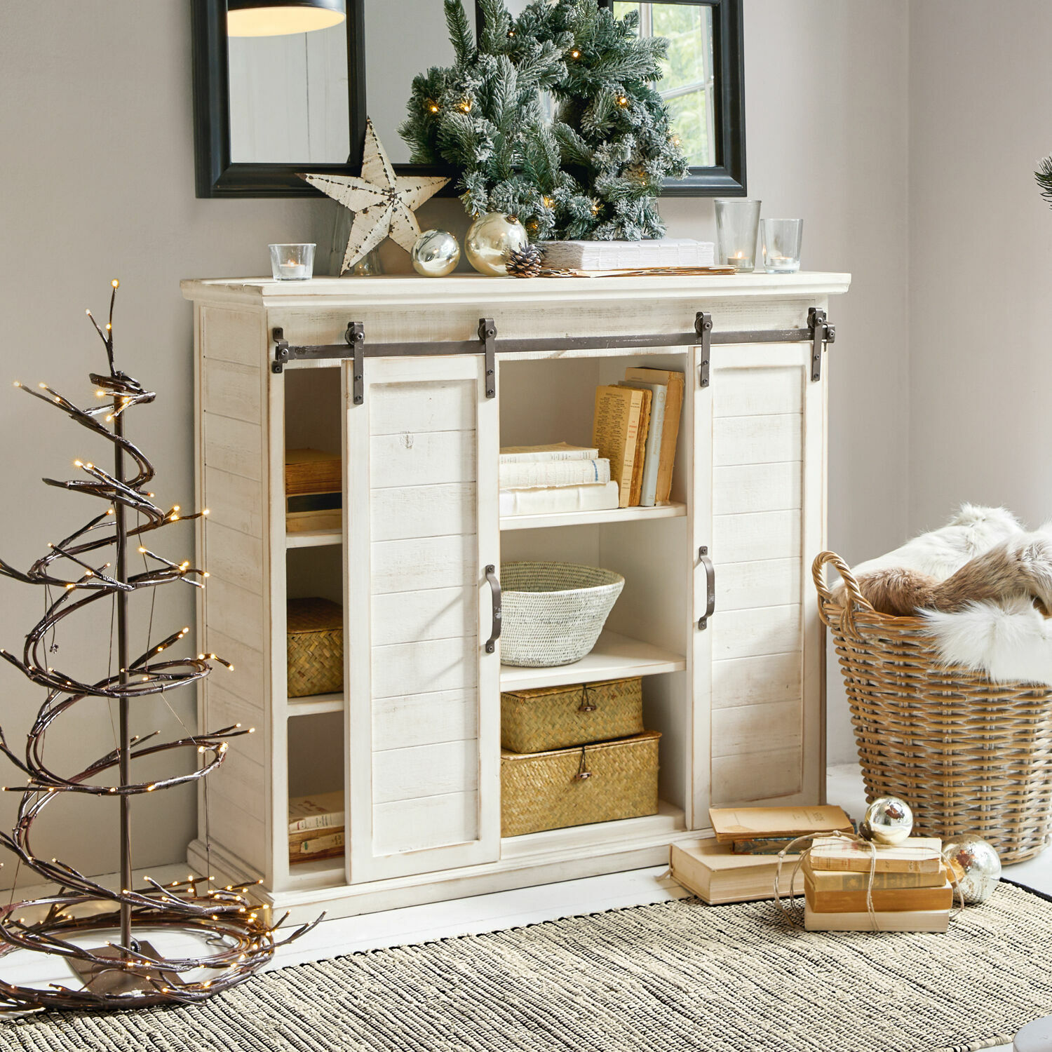 Kommode Perrin Weisse Holzkommode mit Schiebetüren und Weihnachtsdekoration im hellen Wohnzimmer