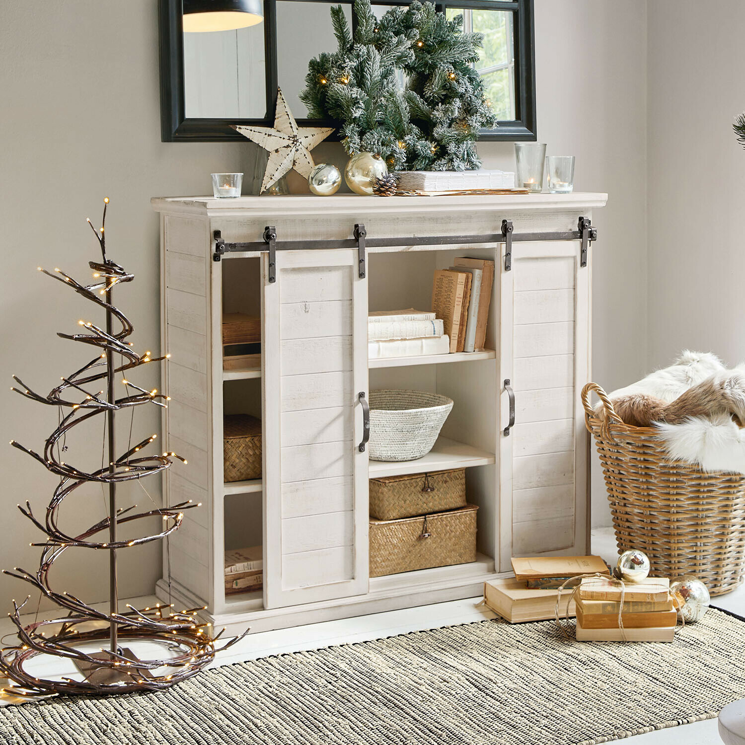 Kommode Perrin Weisse Holzkommode mit Schiebetüren und Weihnachtsdekoration im hellen Wohnzimmer