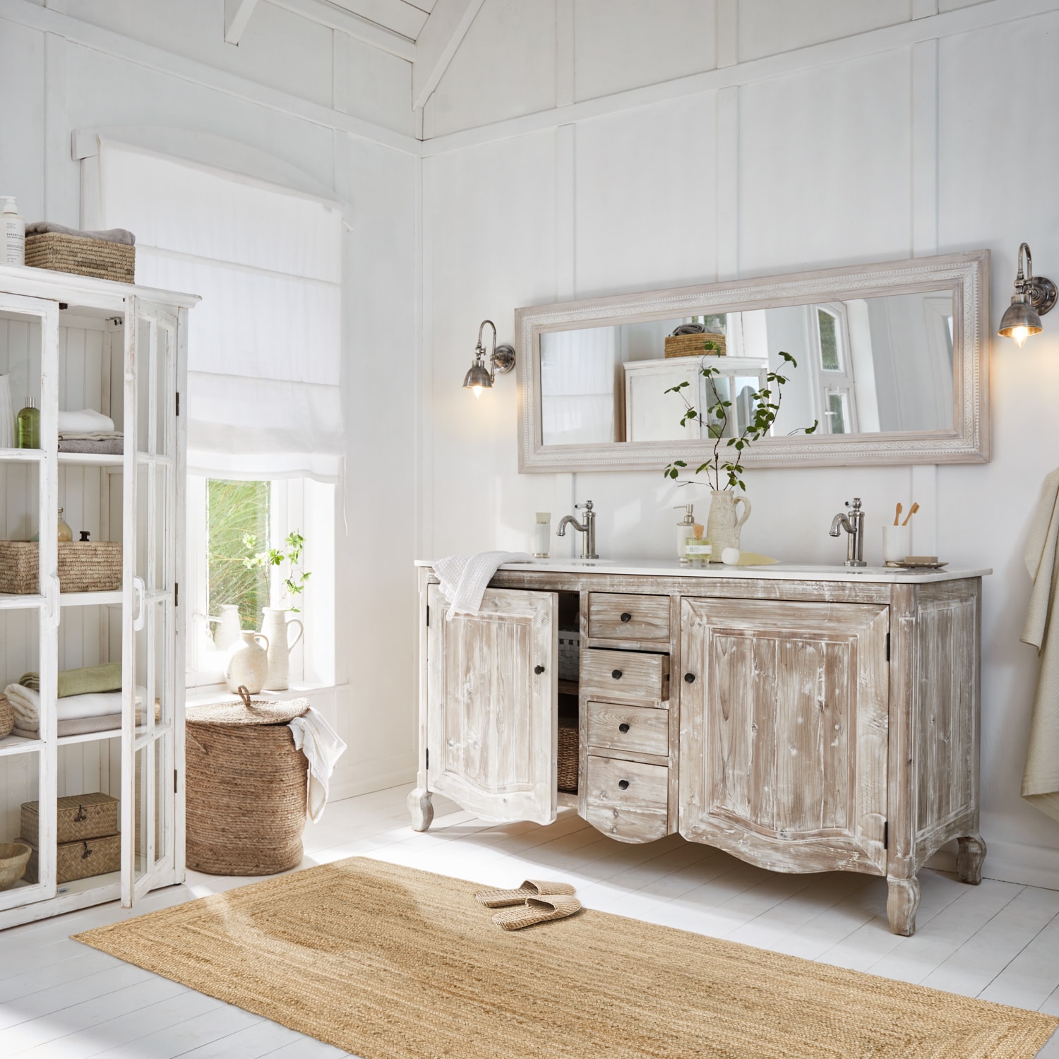 Rustikaler Badezimmerschrank aus weiss gewaschenem Holz mit grossem Spiegel und natürlichem Teppich