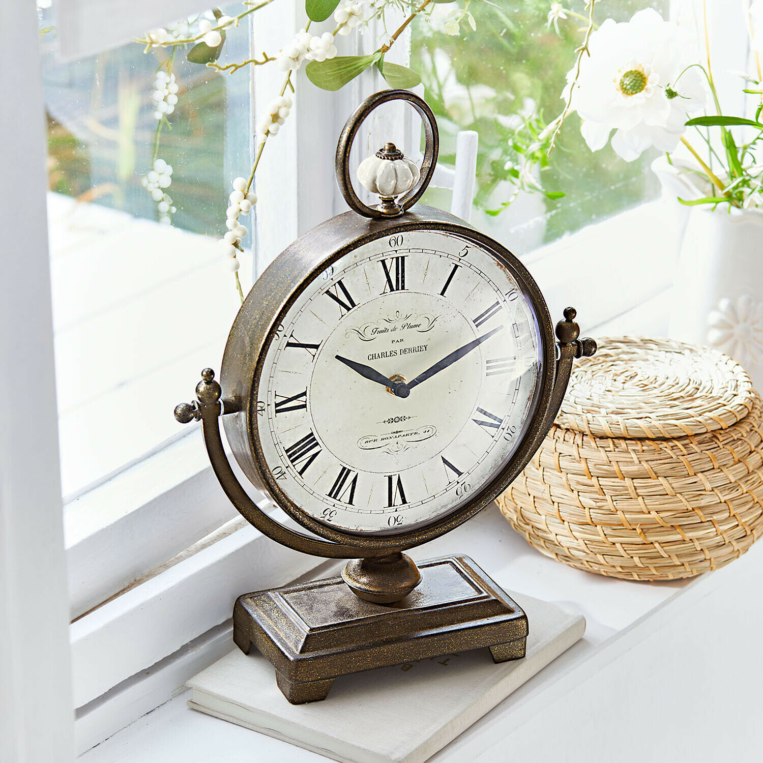 Uhr Norwick Vintage Tischuhr aus Metall mit weissem Zifferblatt und römischen Zahlen, dekoratives Wohnaccessoire