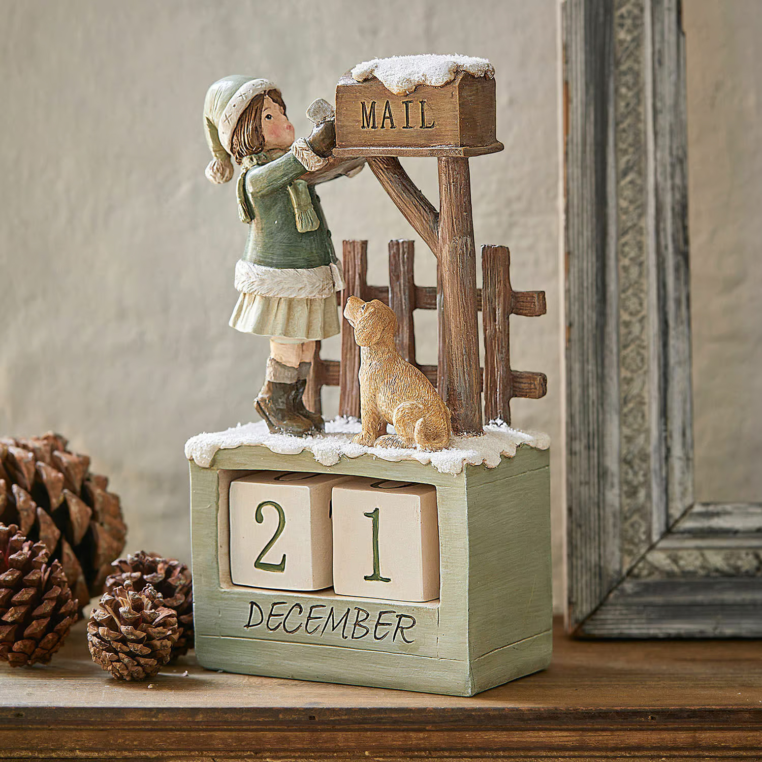 Holz-Adventskalender mit Mädchen- und Hundfigur an verschneitem Briefkasten als Winterdekoration