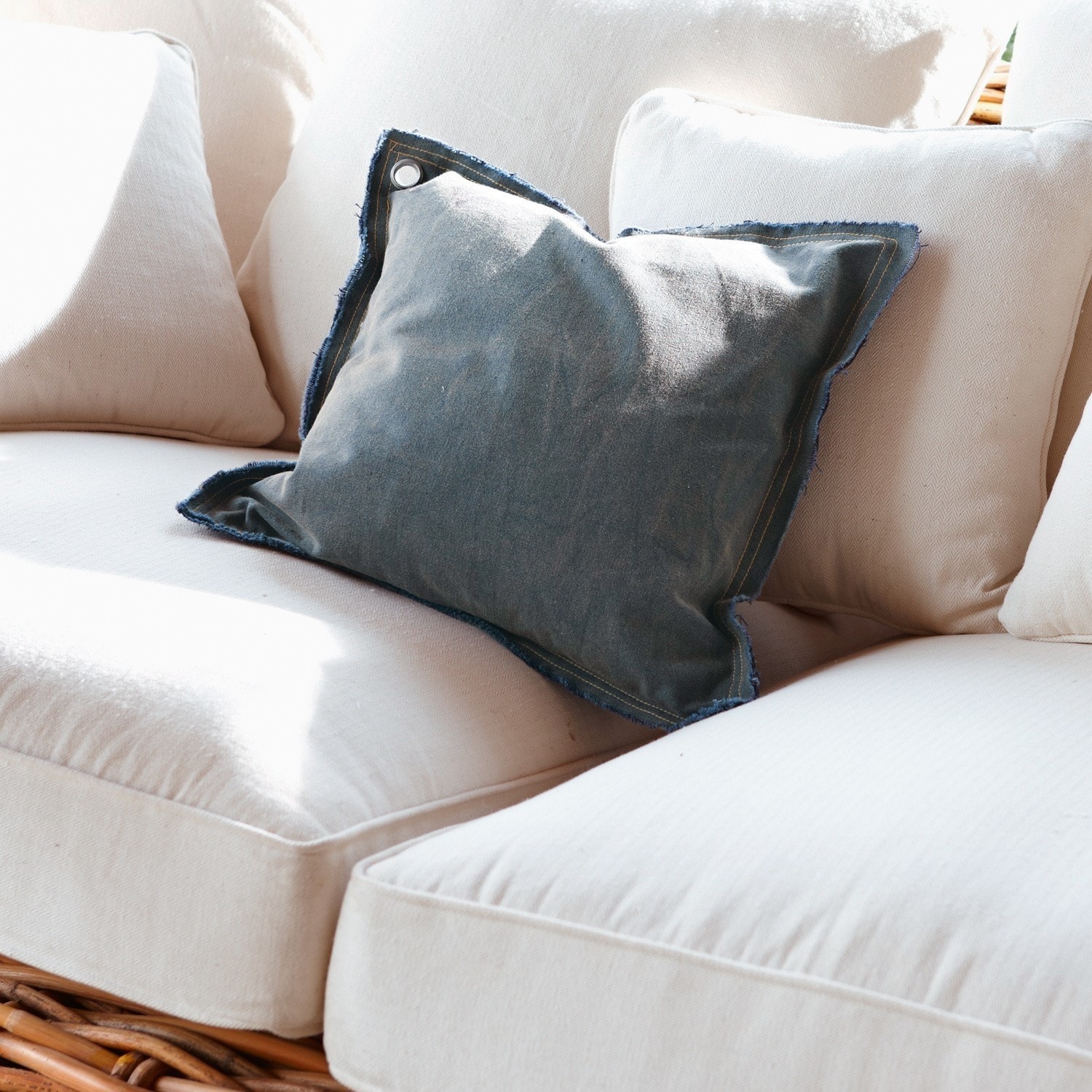 Kissen Keaton Dekoratives Kissen aus blauem Denim auf cremefarbenem Sofa aus Naturmaterialien