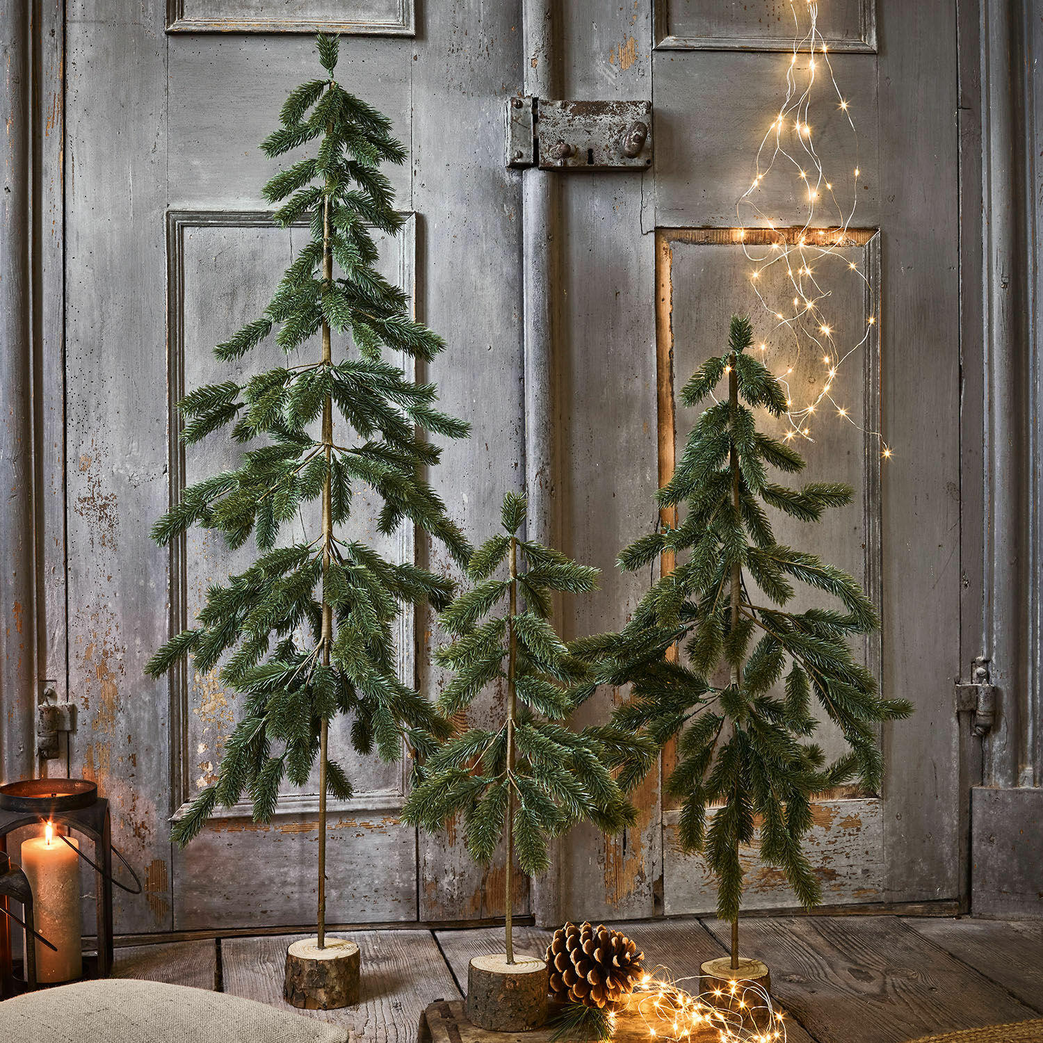 Weihnachtsbaum 3er Set Lorin Drei dekorative grüne Tannen auf Holzsockeln mit LED-Lichterkette und Kiefernzapfen als Dekoration