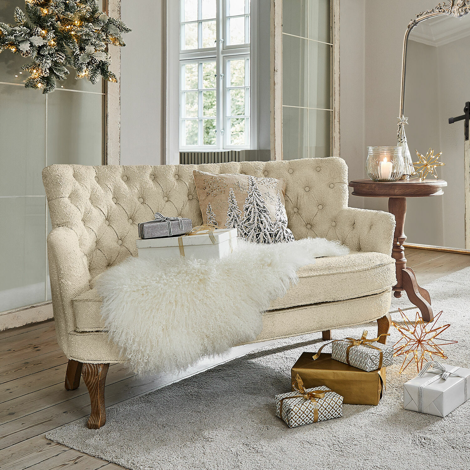 Sofa Calgary Beige bezogenes Sofa mit Holzbeinen, dekorativem Kissen und Fellüberwurf, weihnachtliche Dekorationen