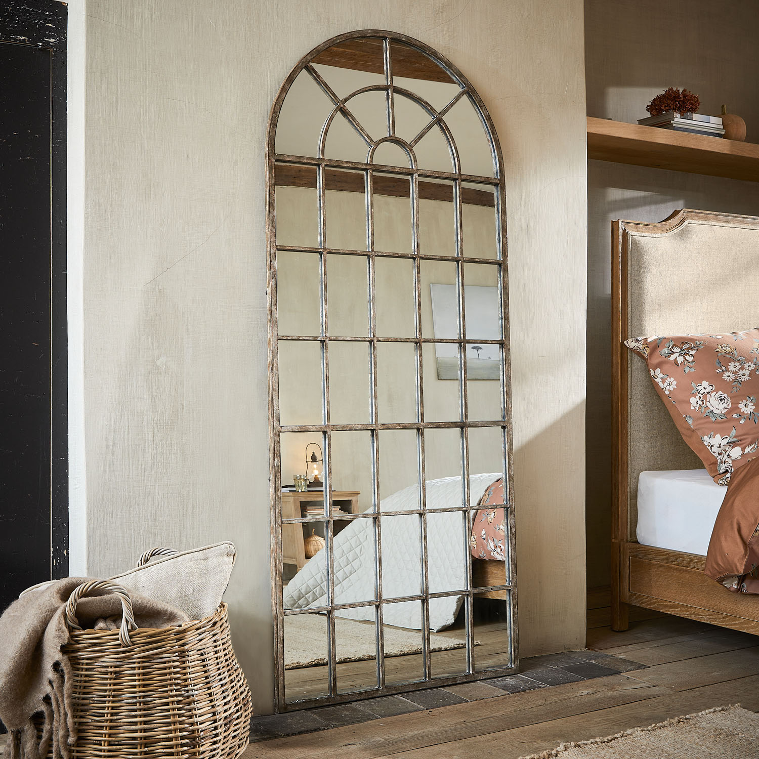 Großer Standspiegel mit braunem Metallrahmen im Vintage-Stil, dekoratives Schlafzimmer-Accessoire