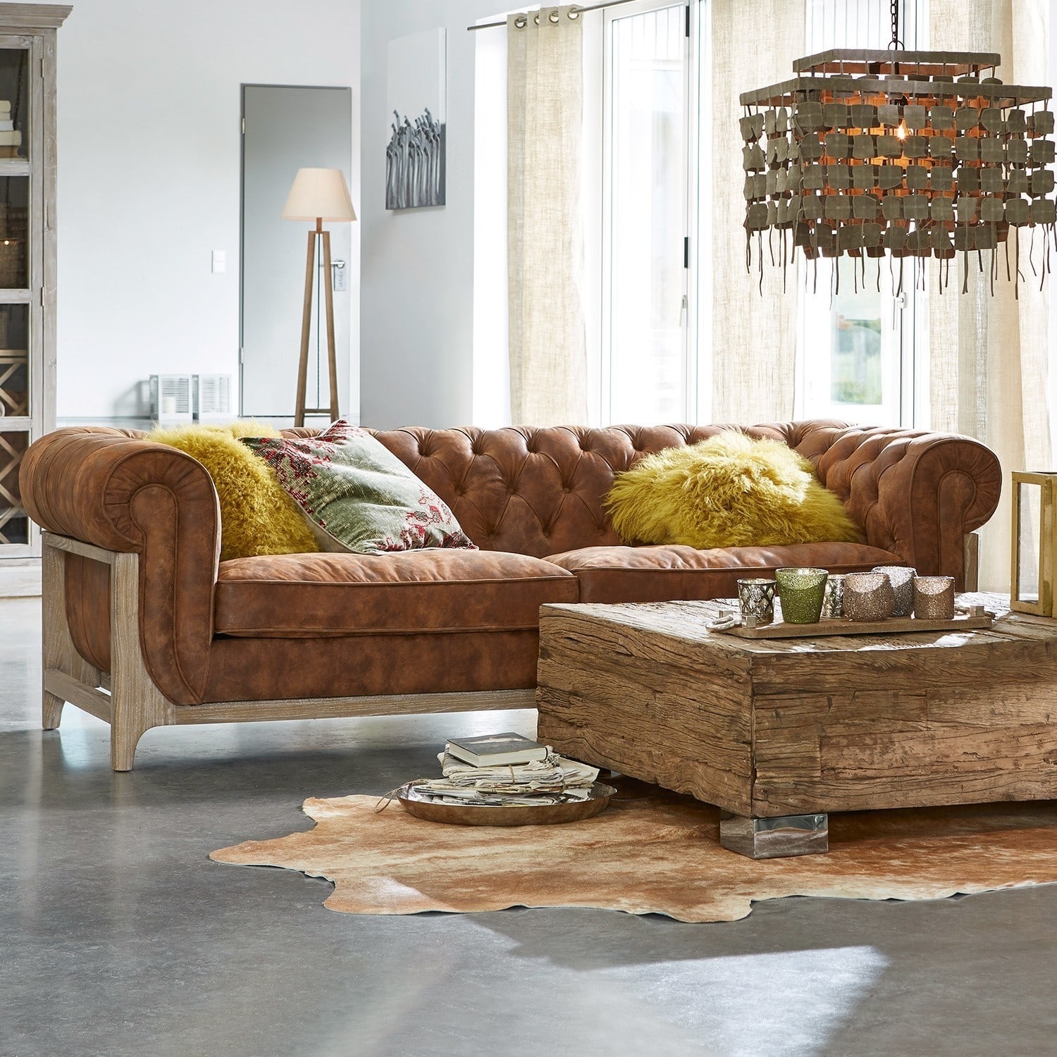 Sofa Swansboro Braunes Chesterfield-Ledersofa mit Holzrahmen und gelben Kissen im modernen Wohnzimmer