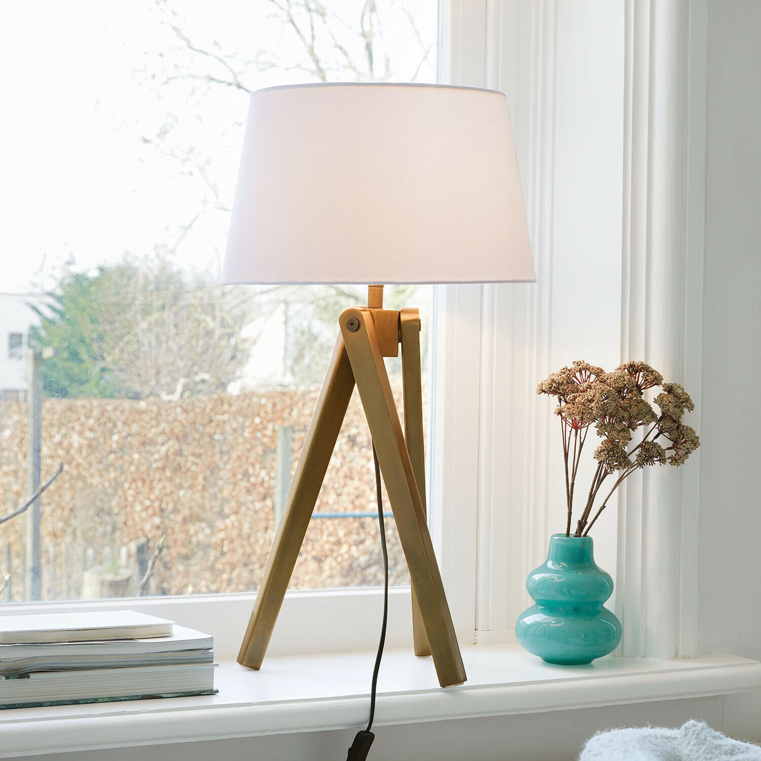 Tischlampe Kelvio Tischlampe mit Holzgestell und weissem Lampenschirm auf Fensterbank neben türkisfarbener Vase