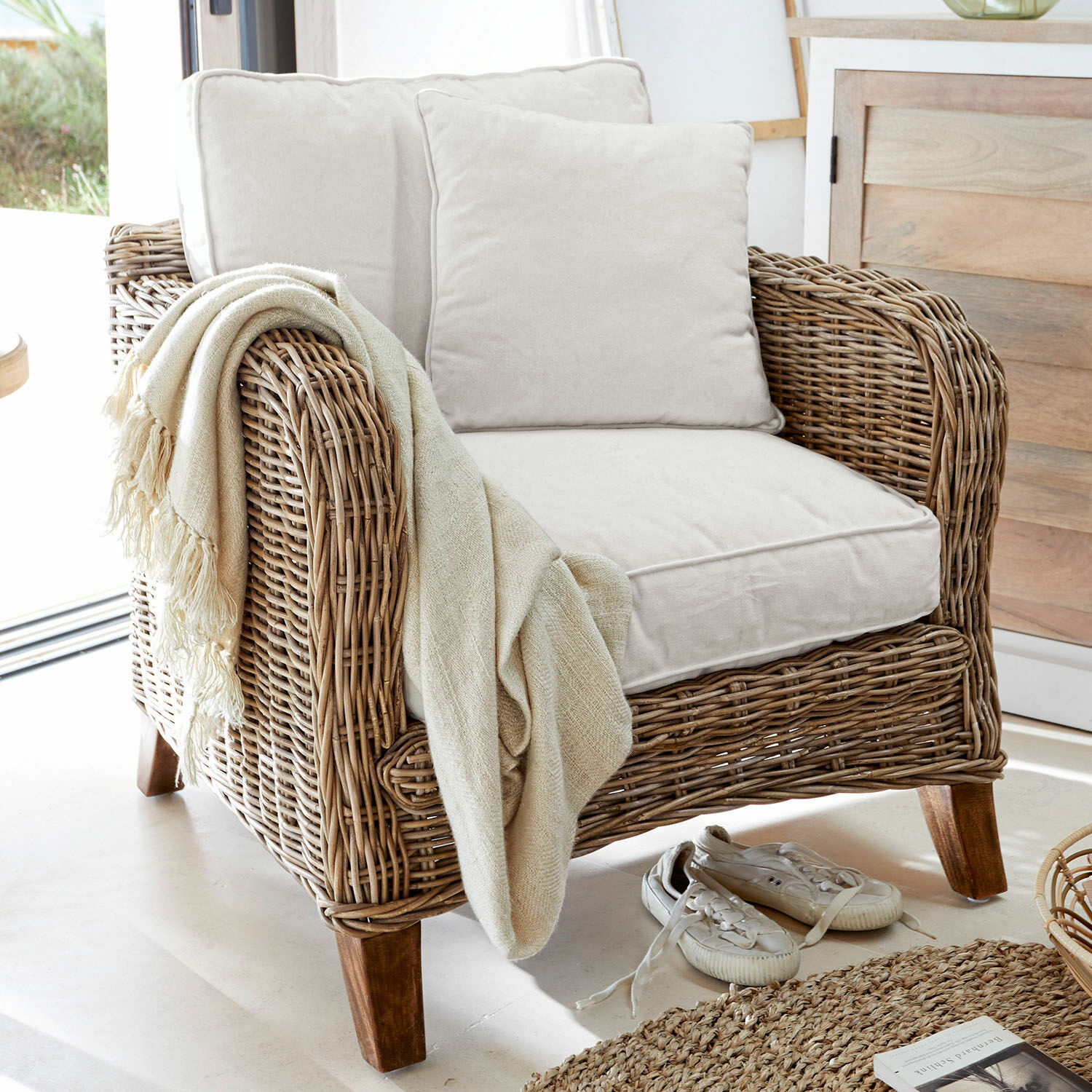 Sessel Colroy Rattansessel mit cremefarbenem Kissen und beiger Decke, natürlicher Einrichtungsstil, Rattanmöbel