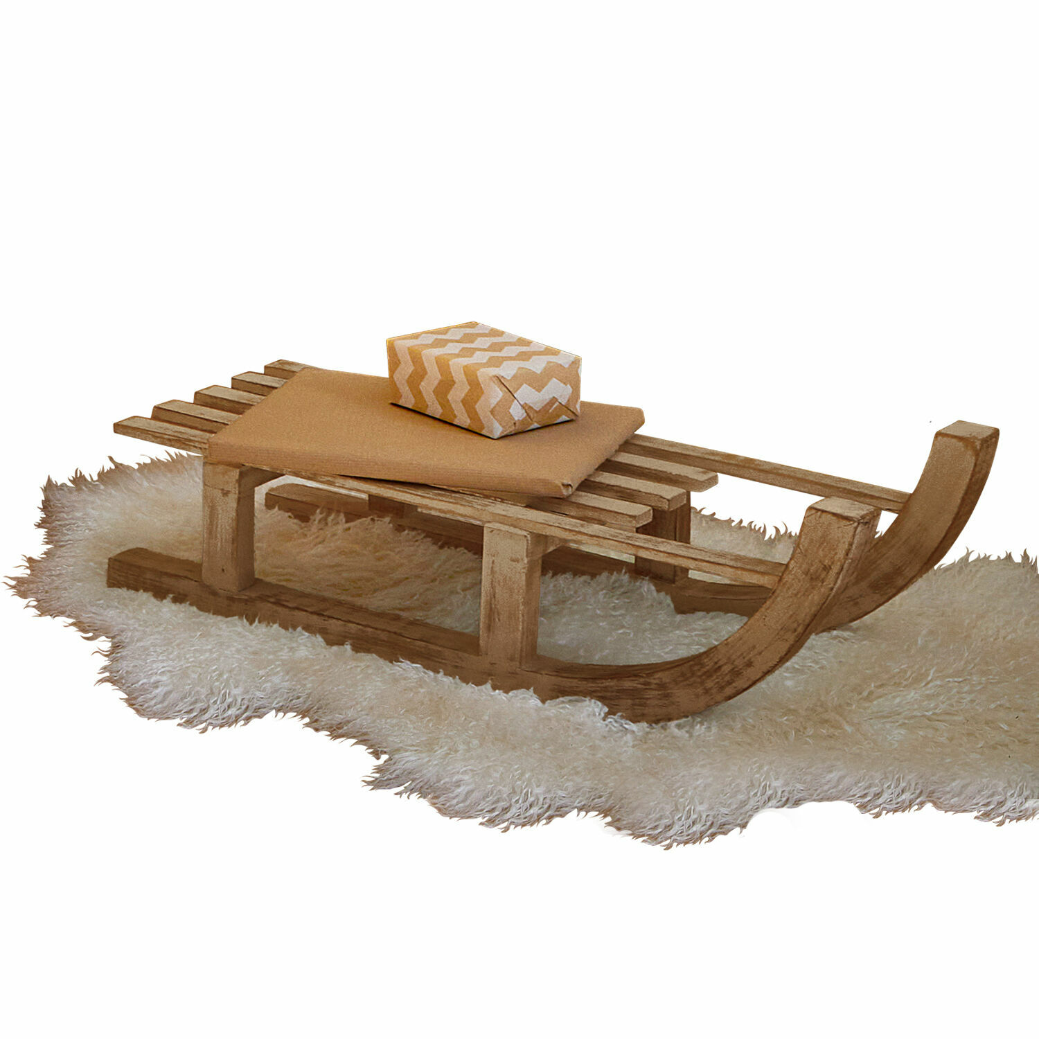 Deko-Schlitten FSC®-100% Hoekstra Holzschlitten auf weissem Fellteppich mit beigem Kissen und Geschenk im Zickzackmuster