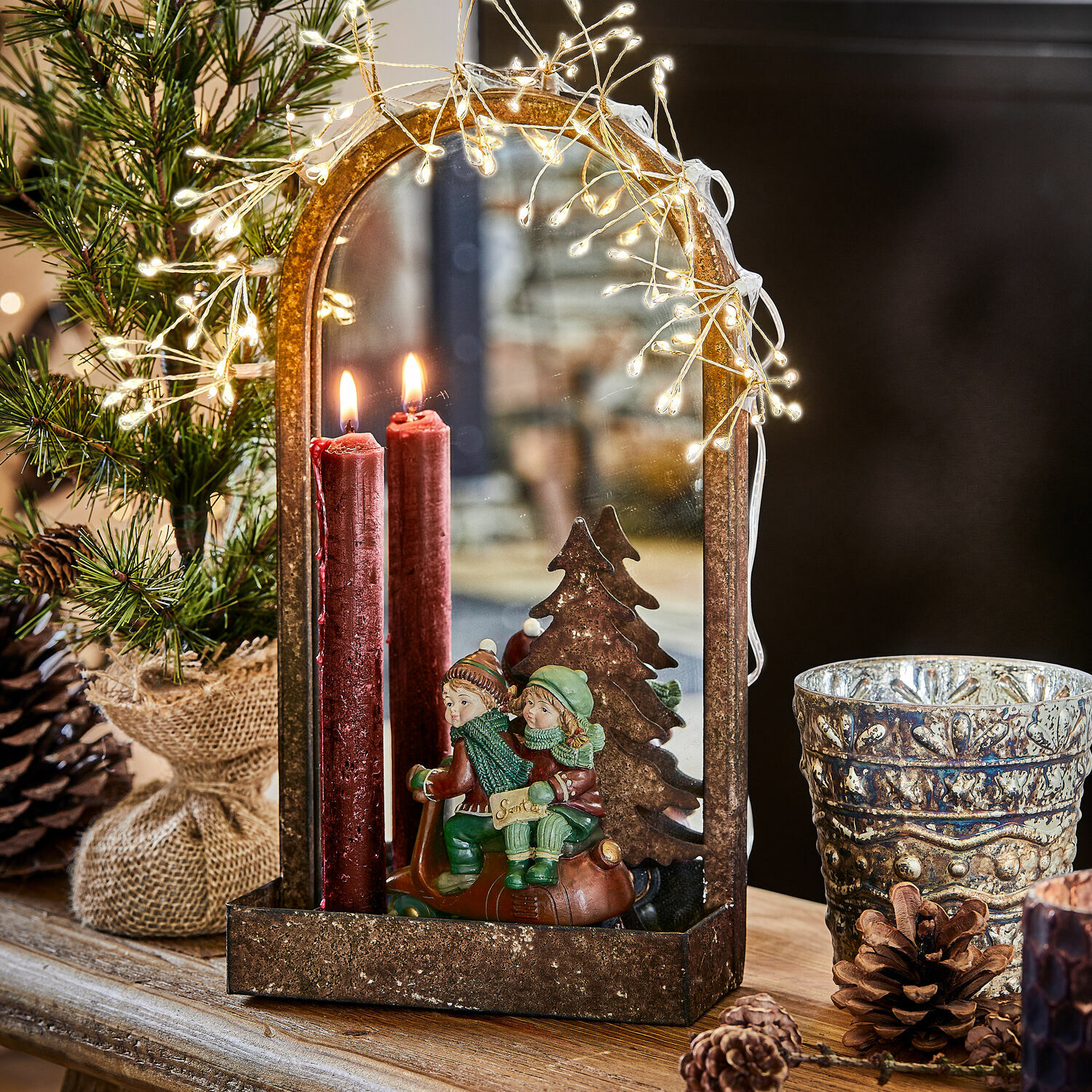 Wandkerzenhalter Telford Dekorative Metalllaterne mit Spiegel, roten Kerzen und Kinderfiguren auf Roller als Weihnachtsdekoration