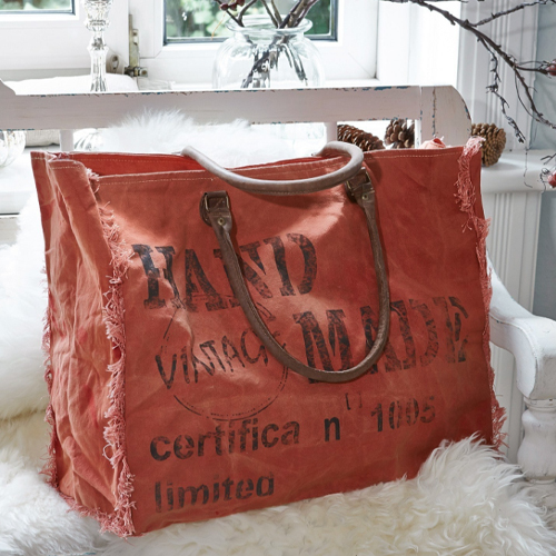 Grosse Vintage-Tasche aus rotem Stoff mit braunen Griffen und Aufdruck «hand made»