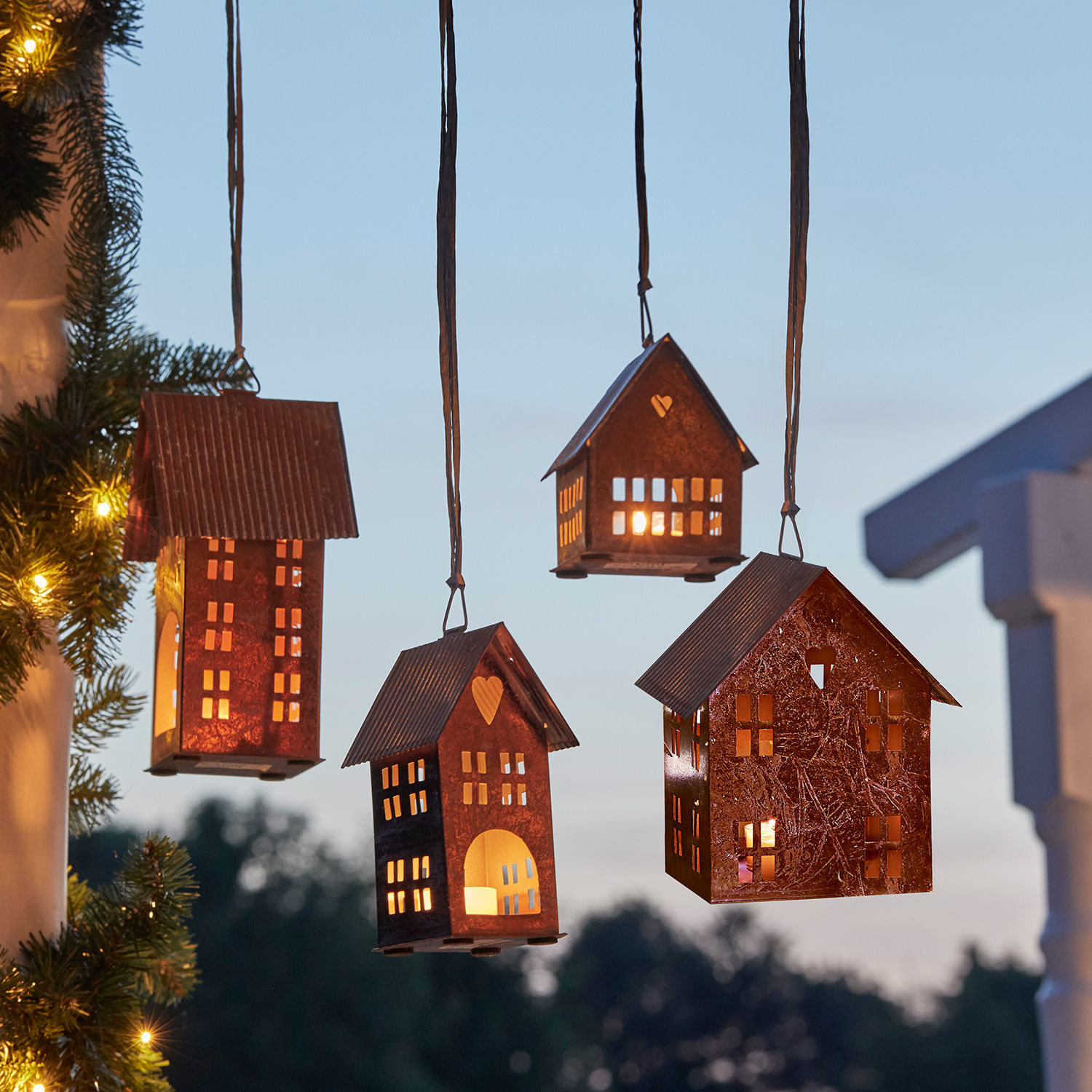 Laterne 4er Set Treyford Metalllaternen in Hausform mit Rostoptik und Innenbeleuchtung, weihnachtliche Aussen-Dekoration