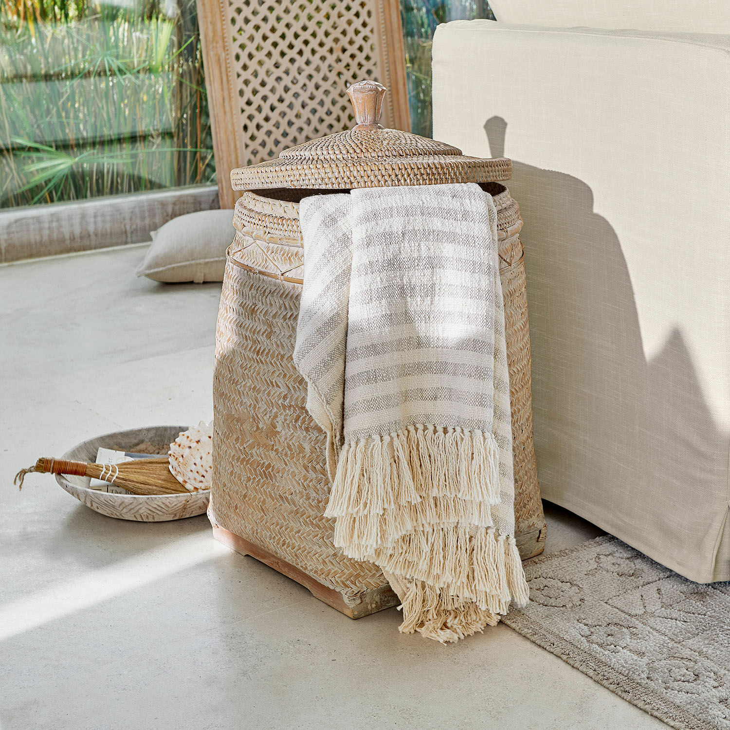 Korb Suarce Geflochtener Rattankorb in Naturfarbe mit Deckel und beiger Fransen-Decke zur Aufbewahrung