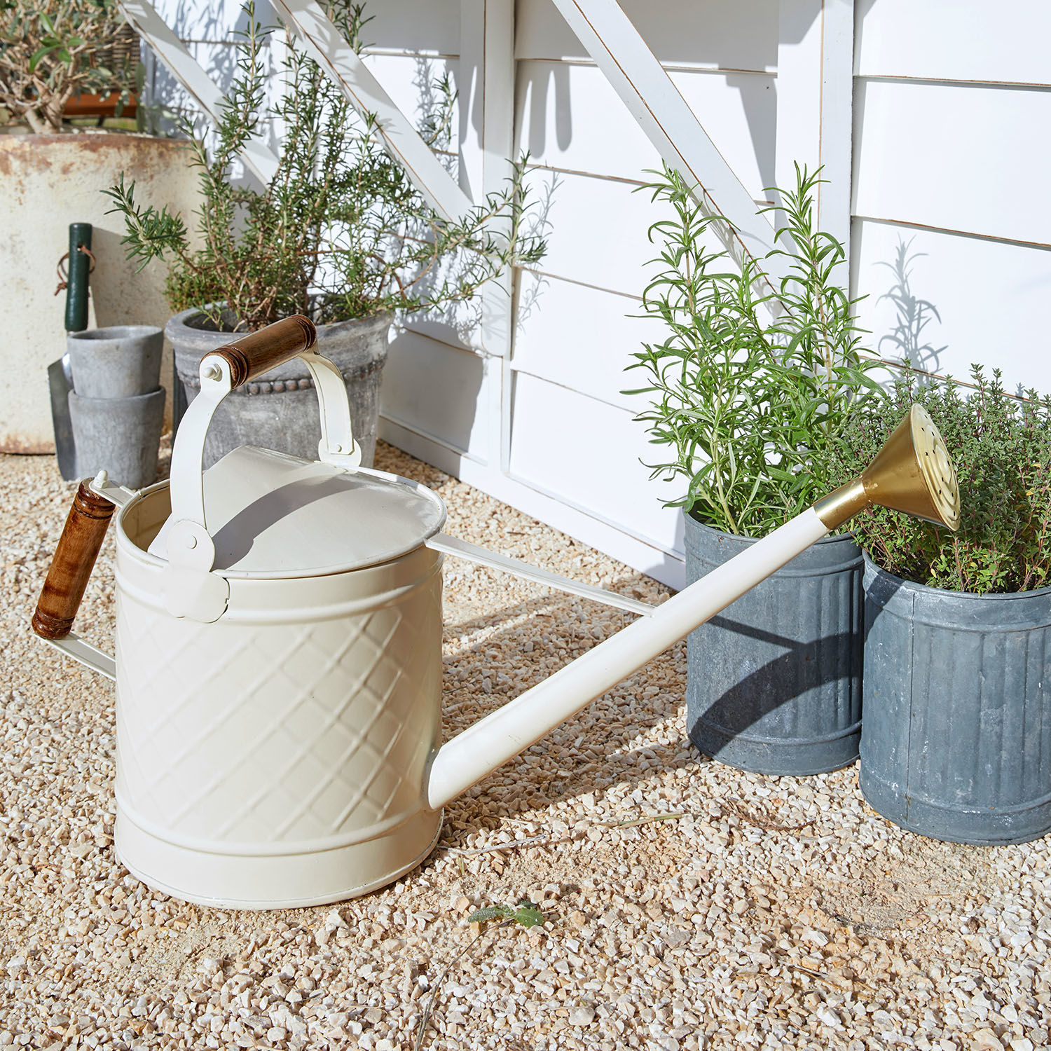 Giesskanne Royo Cremefarbene Metall-Giesskanne mit Holzgriffen und Messingbrause zum Bewässern von Gartenpflanzen