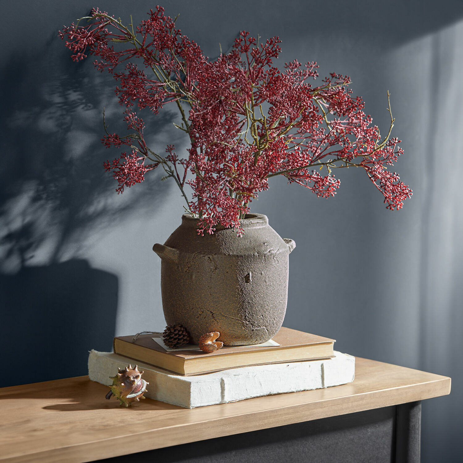 Vase Saintevoux Rustikale braune Keramikvase mit roten Zweigen auf Holztisch, dekoriert mit Büchern