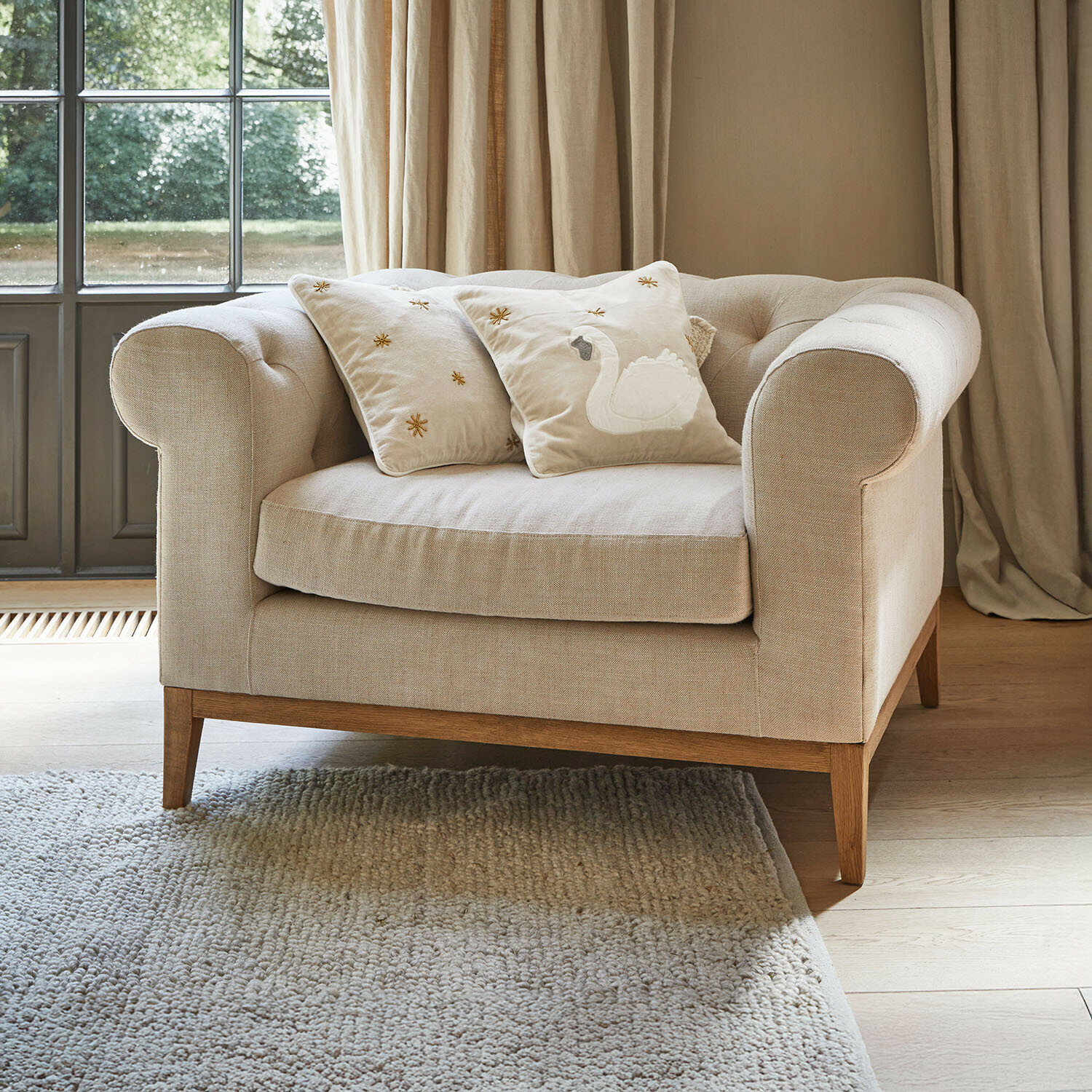 Sessel Fairbourne Beiges Stoffsofa mit Holzgestell und zwei dekorativen Kissen mit Schwan-Stickerei