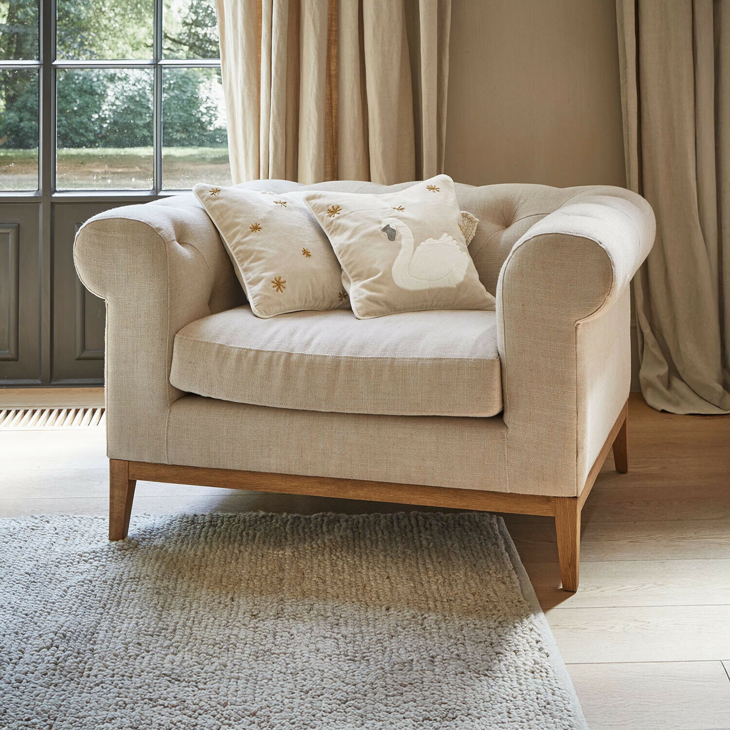 Sessel Fairbourne Beiges Stoffsofa mit Holzgestell und zwei dekorativen Kissen mit Schwan-Stickerei