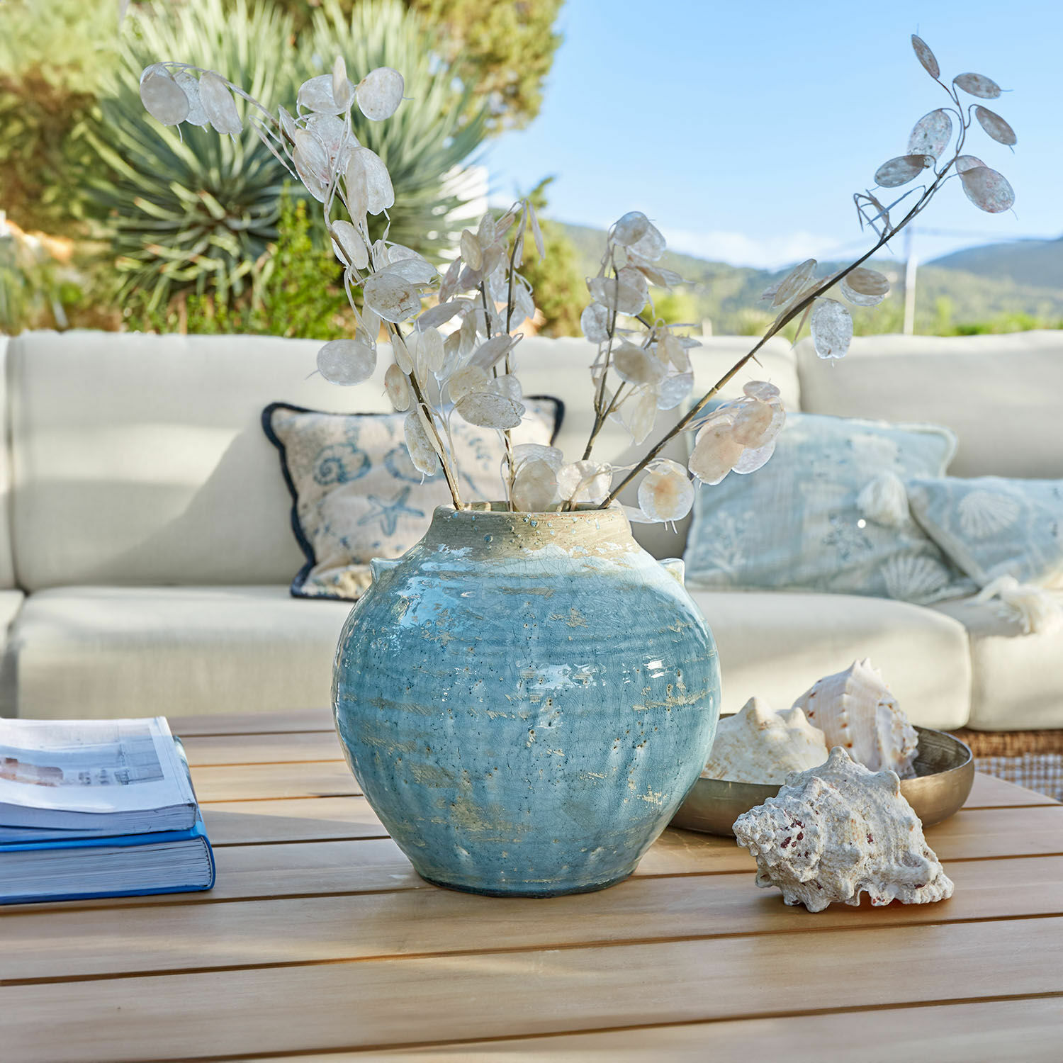 Vase Trevigno Blaue Keramikvase mit dekorativen getrockneten Zweigen auf dem Holztisch im Wohnzimmer