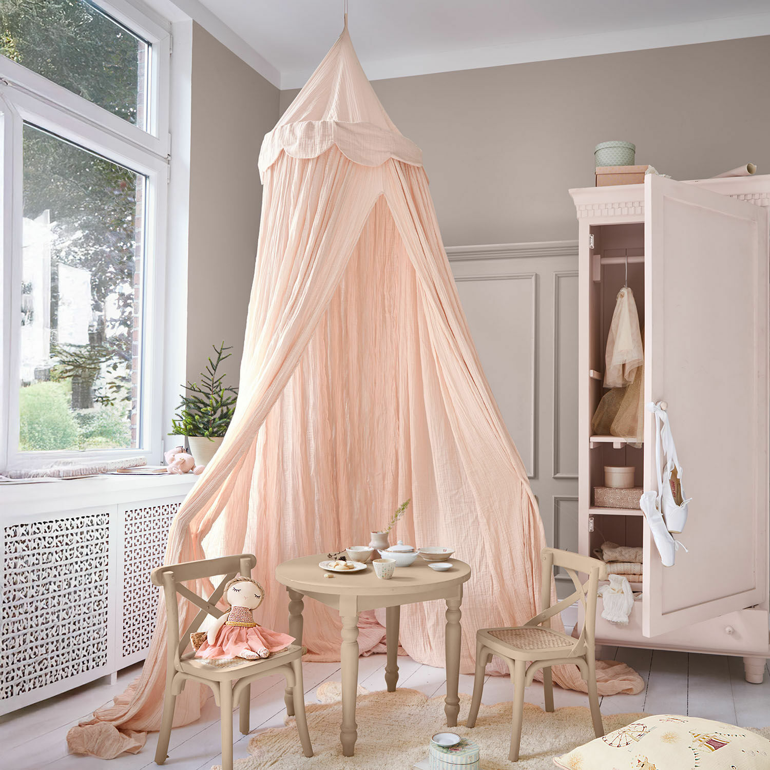 Betthimmel Larika Kinderzimmer mit beigem Holztisch und Stühlen sowie rosa Stoffbaldachin für Spielbereich