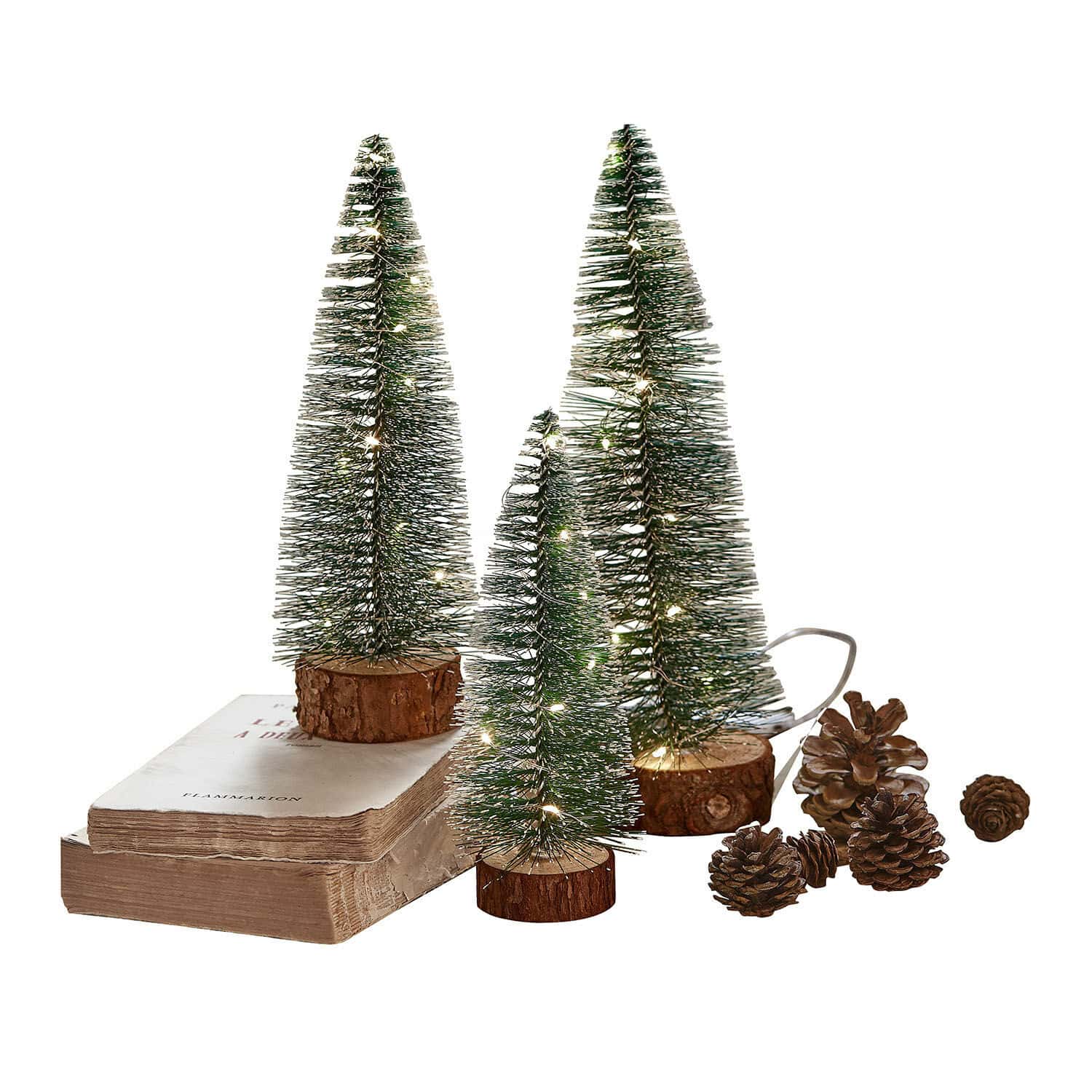 LED-Baum 3er Set Thalindra Dekorative grüne LED-Tannenbäume auf Holzsockeln mit Kiefernzapfen und alten Büchern als Dekoration