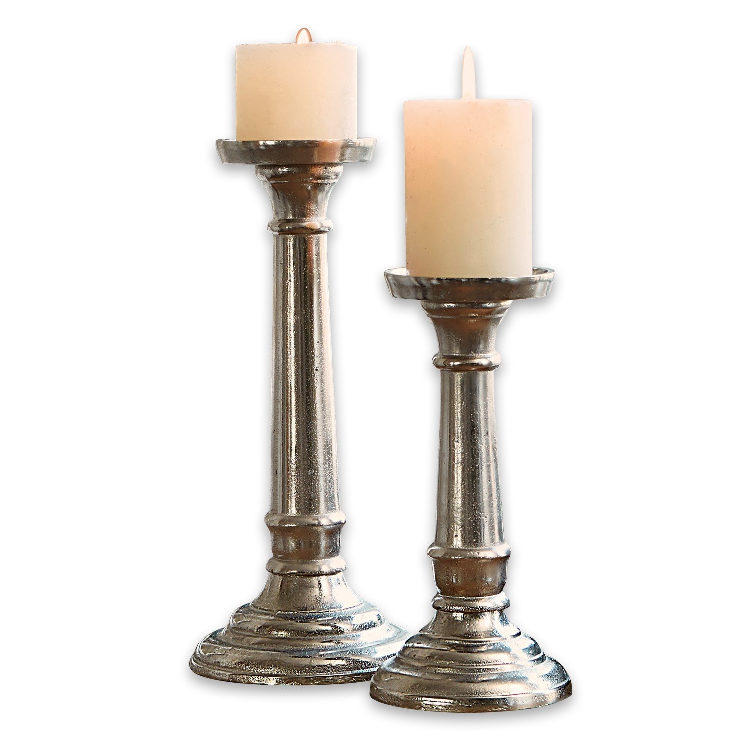 Kerzenständer 2er Set Symone Set aus zwei silbernen Metallkerzenhaltern mit weissen Kerzen zur Wohnraumdekoration