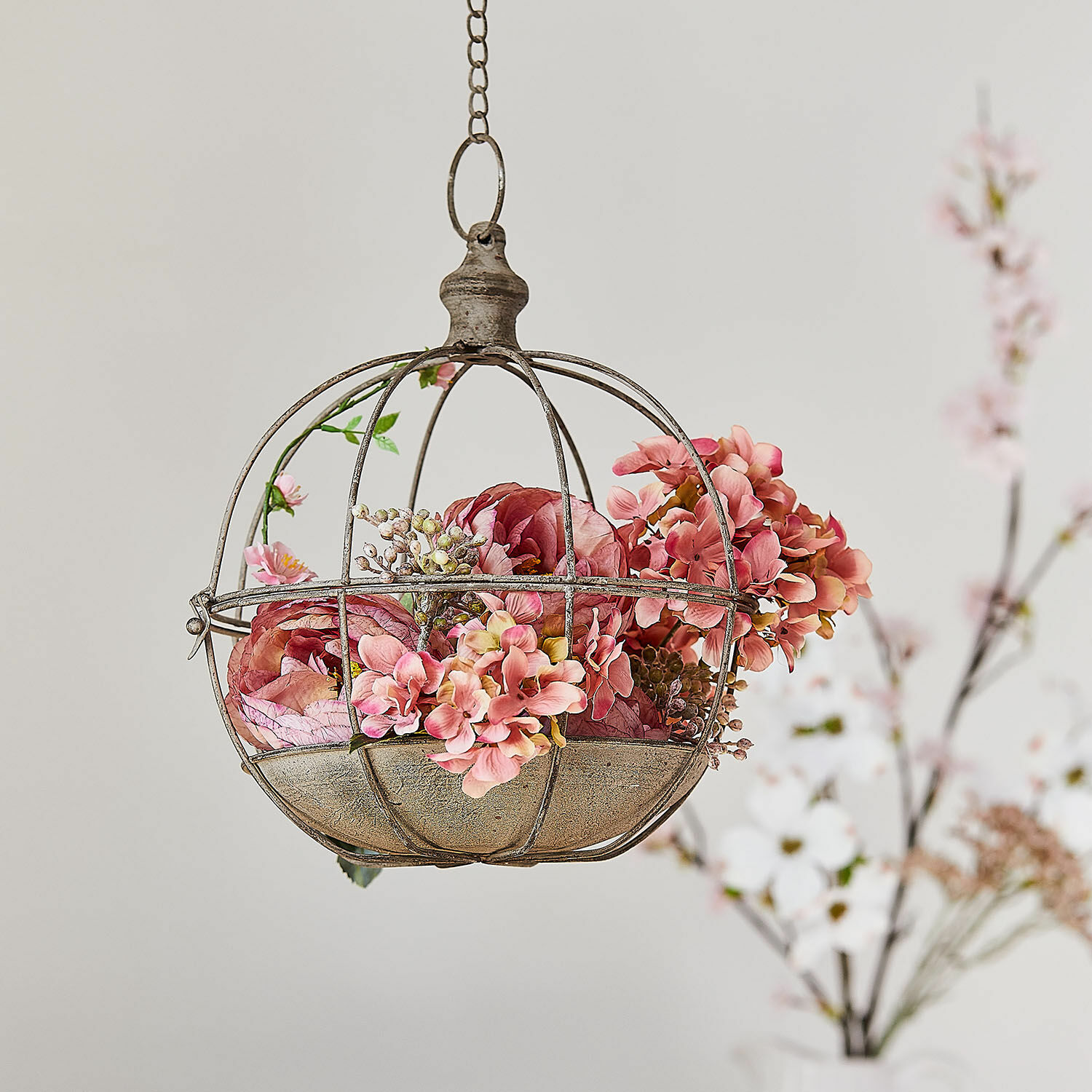 Voliere Valère Hängende Metalldekoration in Käfigform mit rosa Blumen, Wohn- und Gartendekoration