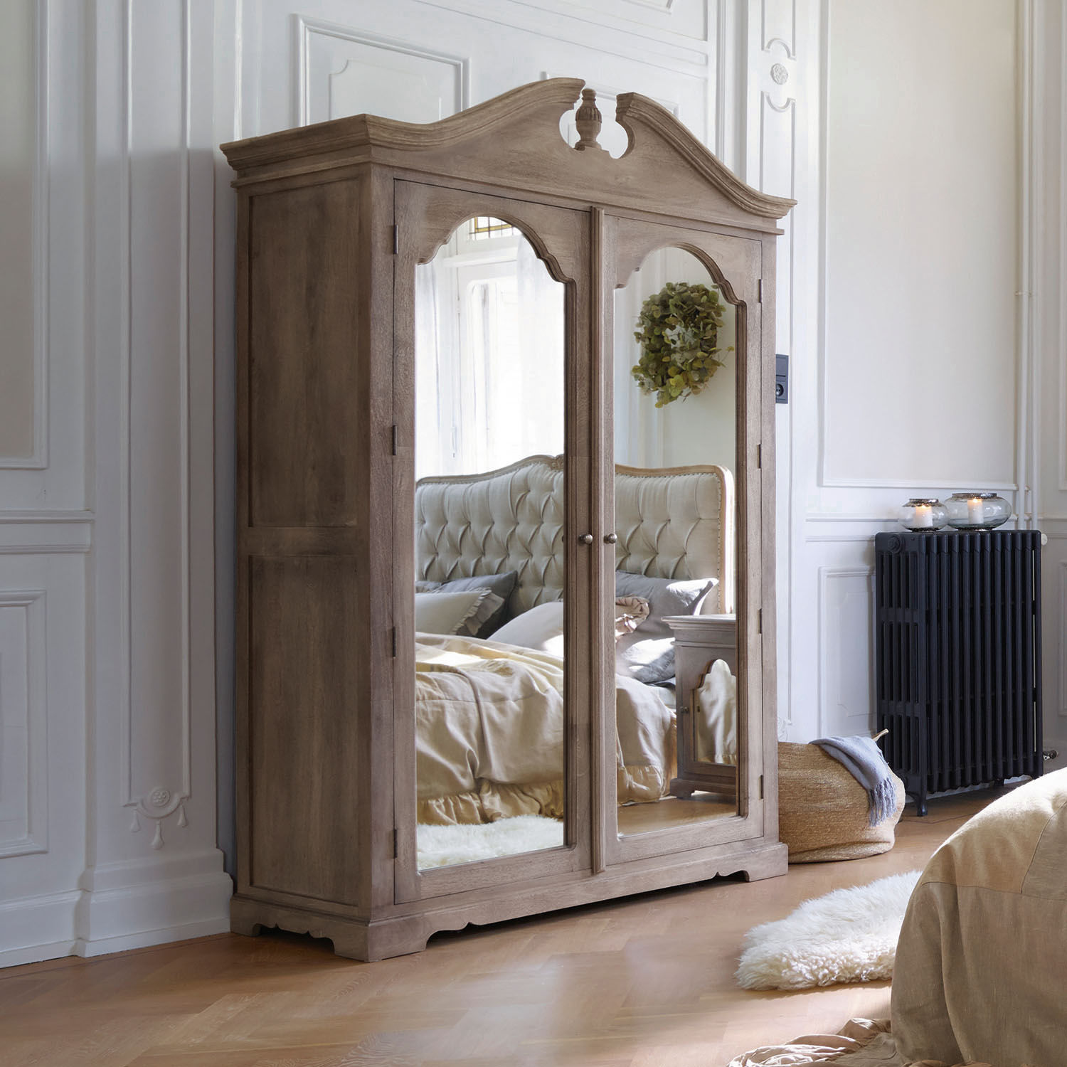 Kleiderschrank Somerset Holzschrank mit verspiegelten Türen im Vintage-Stil in hellem Raum mit Holzparkett