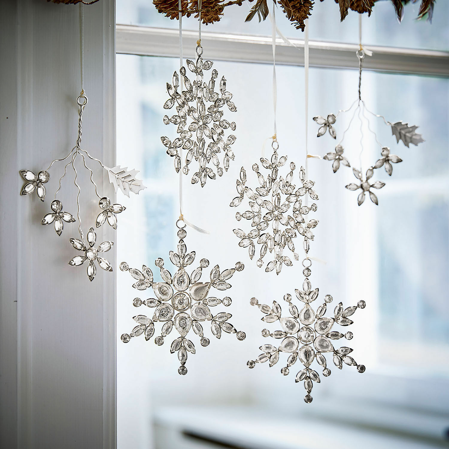 Weihnachtsschmuck 6er Set Allegan Dekorative Schneeflockenanhänger aus klarem Glas und Metall für festliche Fensterdekoration