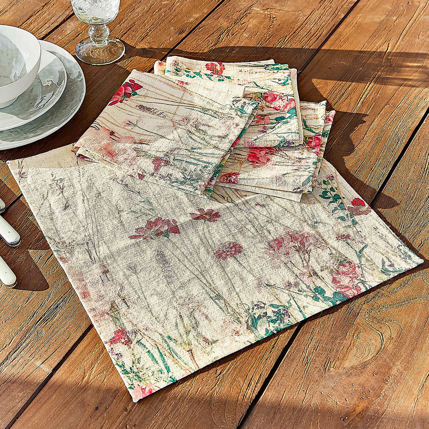Serviette 4er Set Briovene Leinen-Servietten in Creme mit floralem Muster auf Holztisch für eine stilvolle Tischdekoration