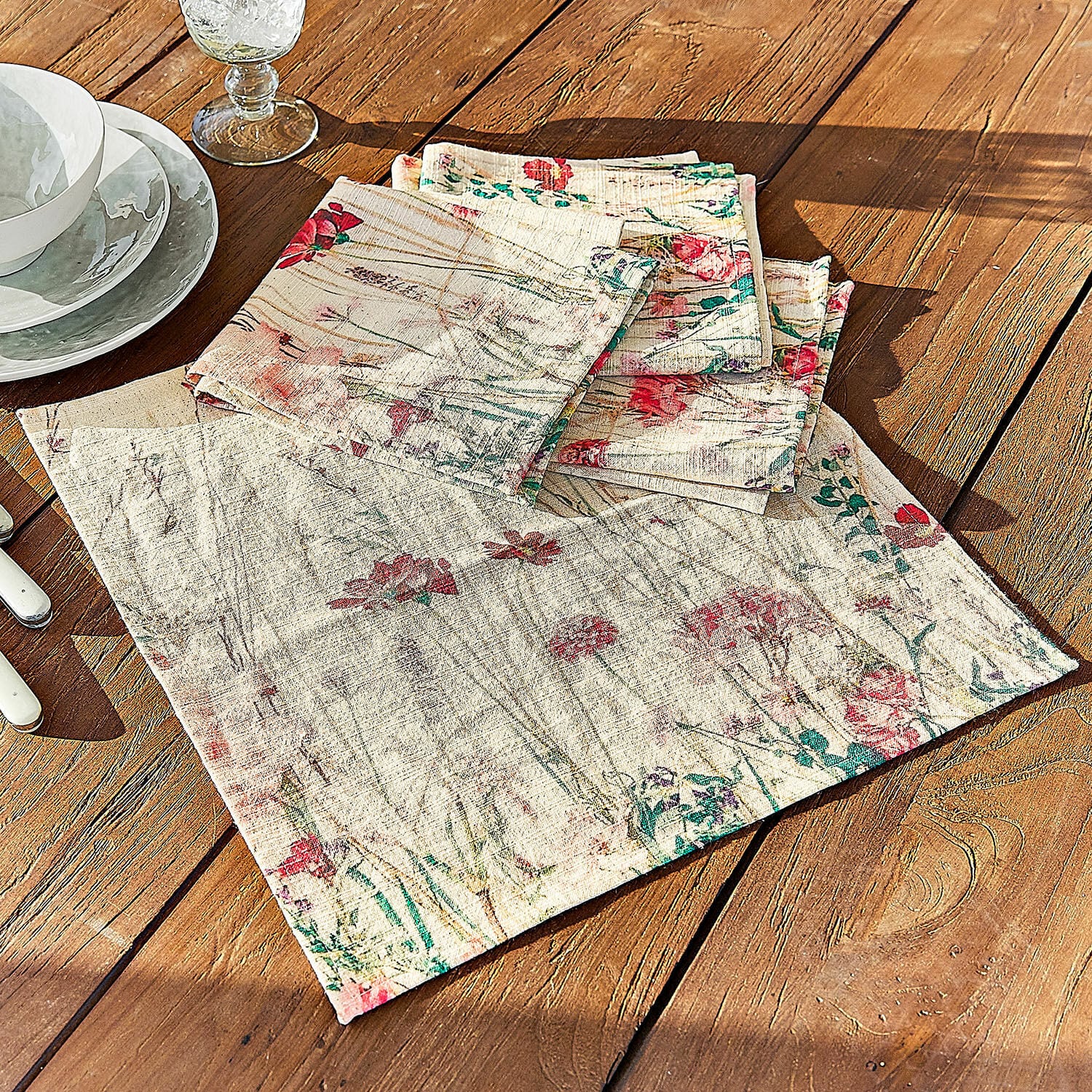 Serviette 4er Set Briovene Leinen-Servietten in Creme mit floralem Muster auf Holztisch für eine stilvolle Tischdekoration