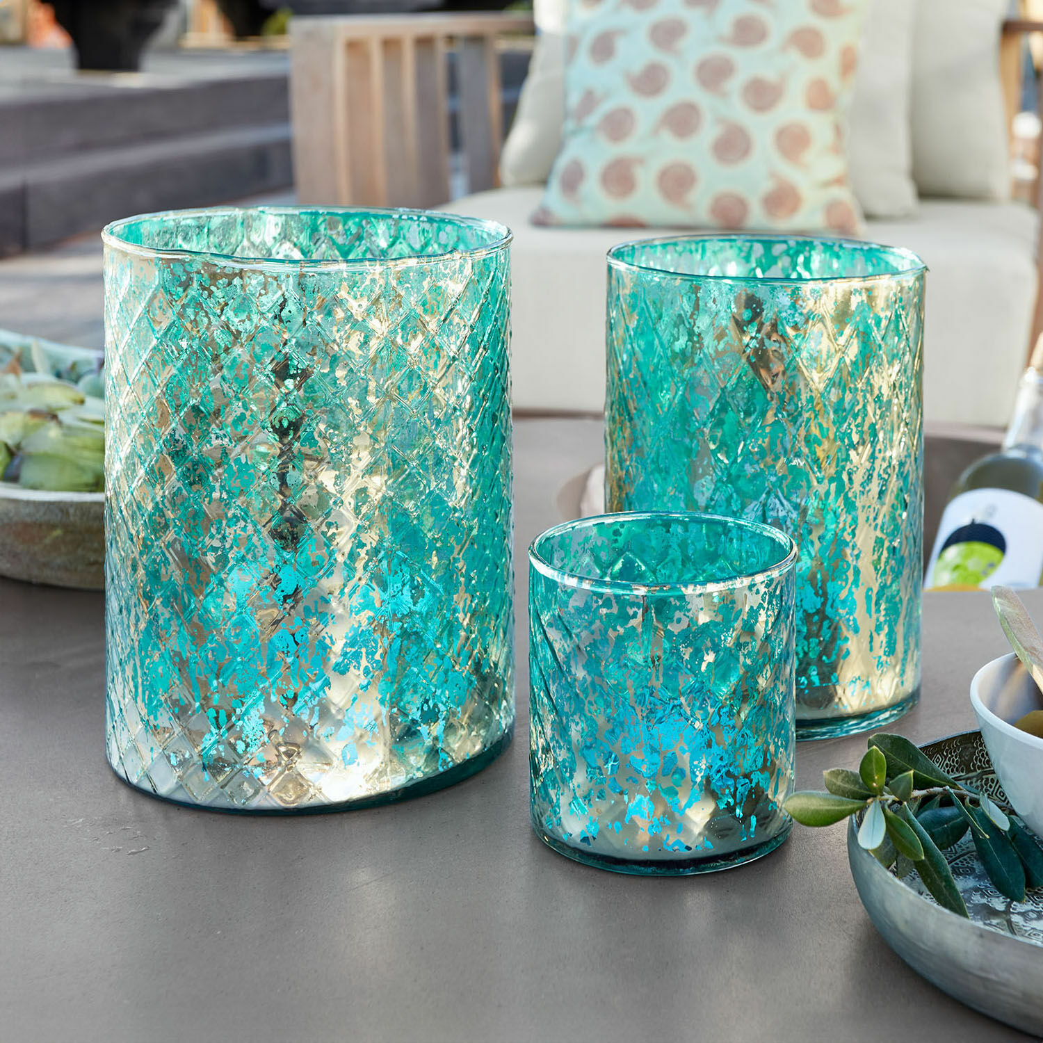 Windlicht 3er Set Firalen Set aus drei türkisfarbenen Glaswindlichtern mit metallischem Muster für Gartentisch